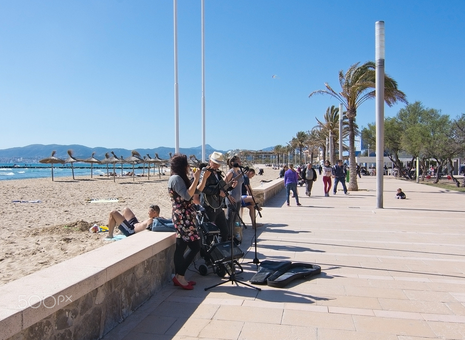 AF Zoom-Nikkor 80-200mm f/4.5-5.6D sample photo. Musicians playing by the beach photography