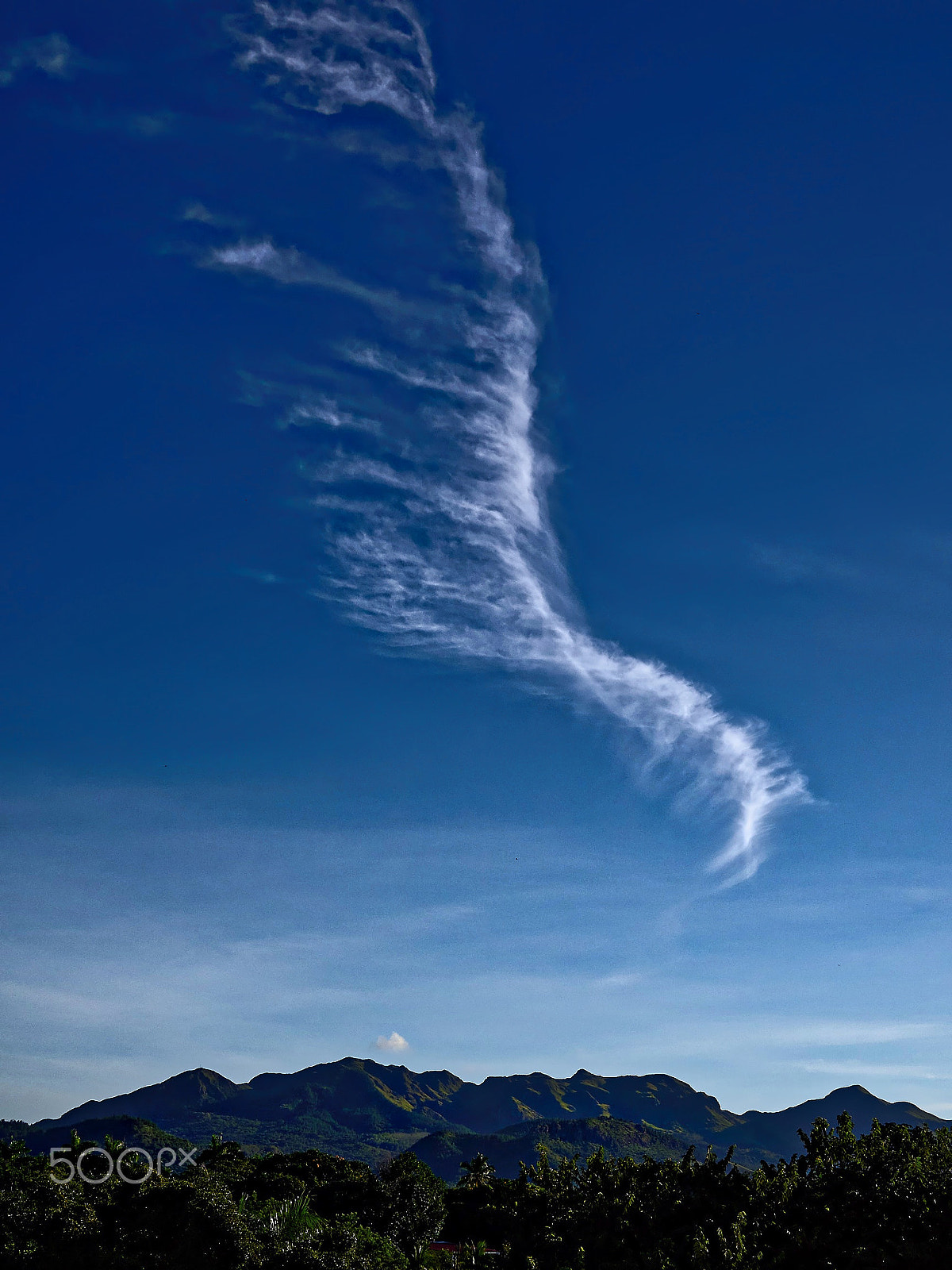 Olympus OM-D E-M1 + Olympus M.Zuiko Digital 25mm F1.8 sample photo. A mare's tail photography