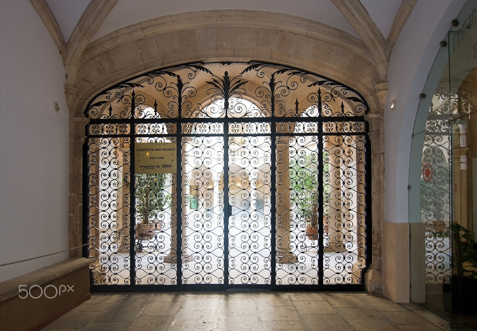 Zeiss Milvus 35mm f/2 sample photo. Beautiful courtyard door photography