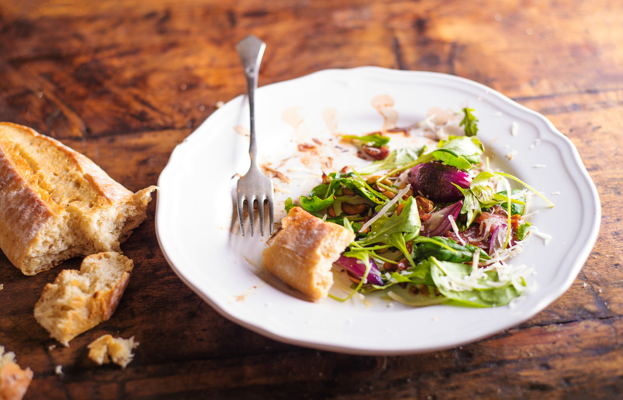 Nikon D4S + Nikon AF Nikkor 50mm F1.8D sample photo. Rucola salad on white porcelain plate with brusheta bread photography