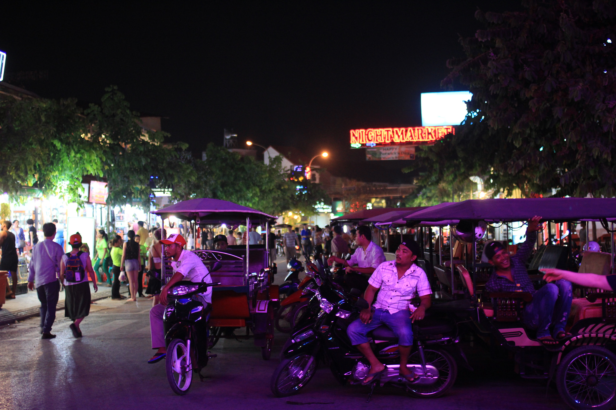 Canon EOS 60D + Canon EF 35mm F2 sample photo. Night city photography