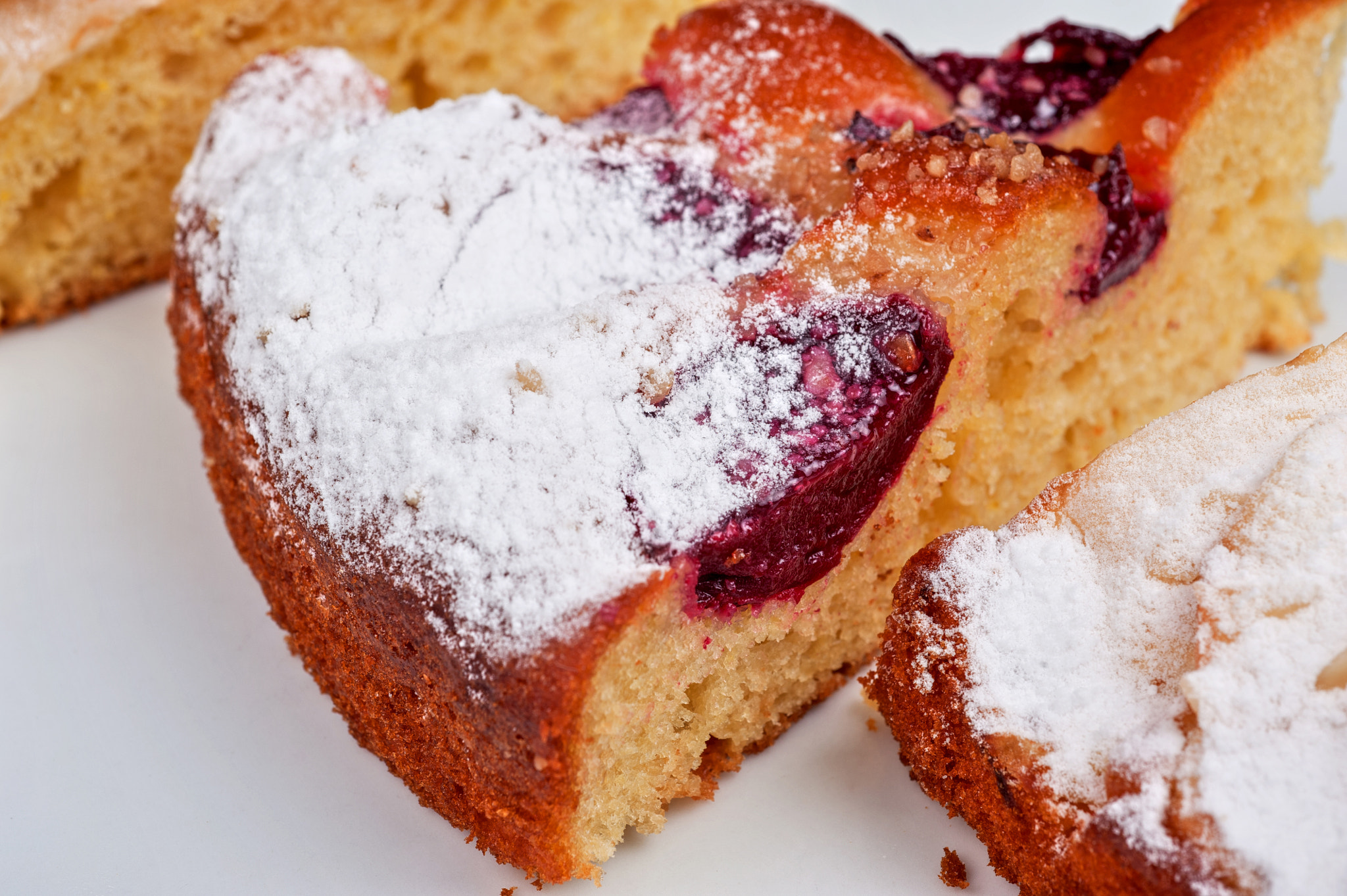 Nikon D700 + Nikon AF Micro-Nikkor 60mm F2.8D sample photo. Pie with apple, pear and plum photography