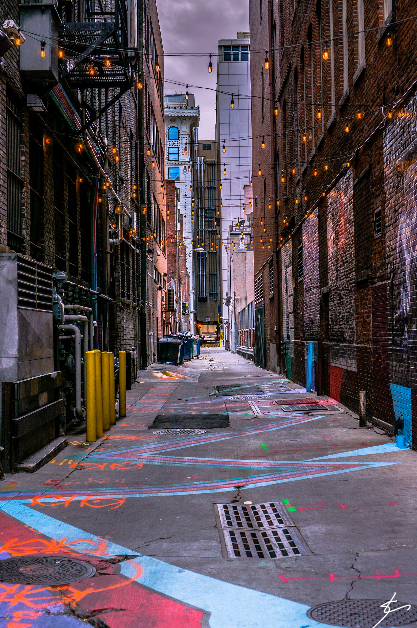 Sony Alpha NEX-6 + Sony E 35mm F1.8 OSS sample photo. Colorful cut throat alley photography