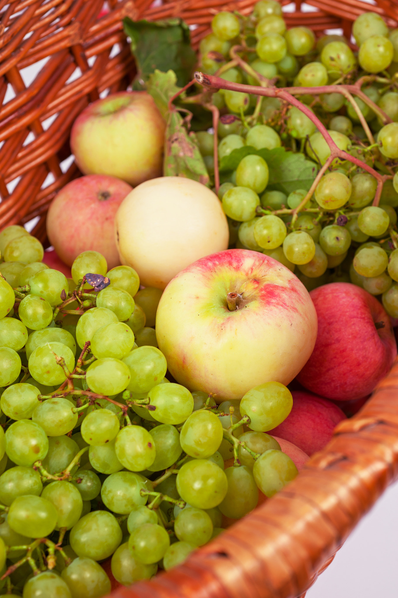 Nikon D700 + Nikon AF Micro-Nikkor 60mm F2.8D sample photo. Apples and grapes photography