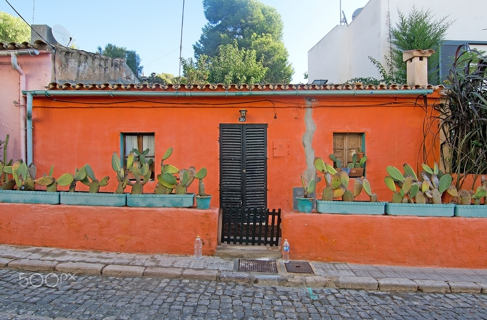 AF Zoom-Nikkor 35-70mm f/2.8D N sample photo. Charming orange house photography