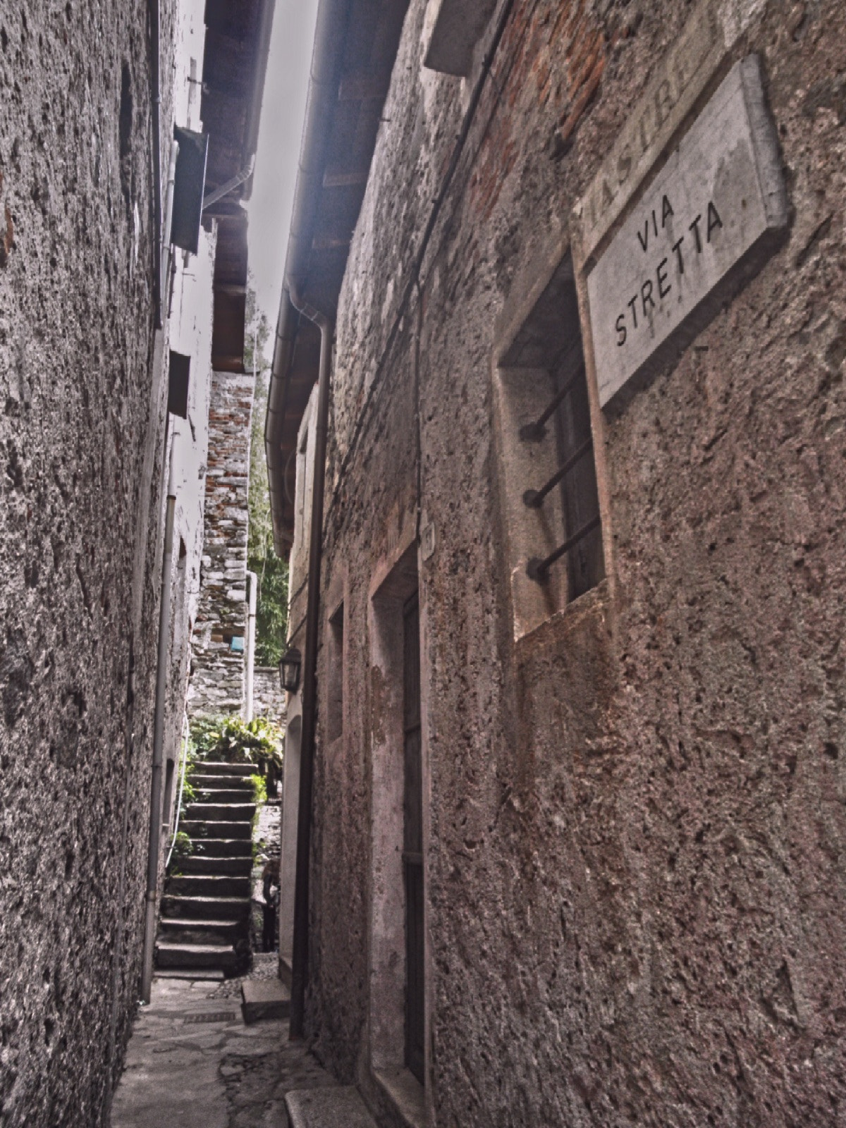 Olympus u7040,S7040 sample photo. A very narrow passage  photography