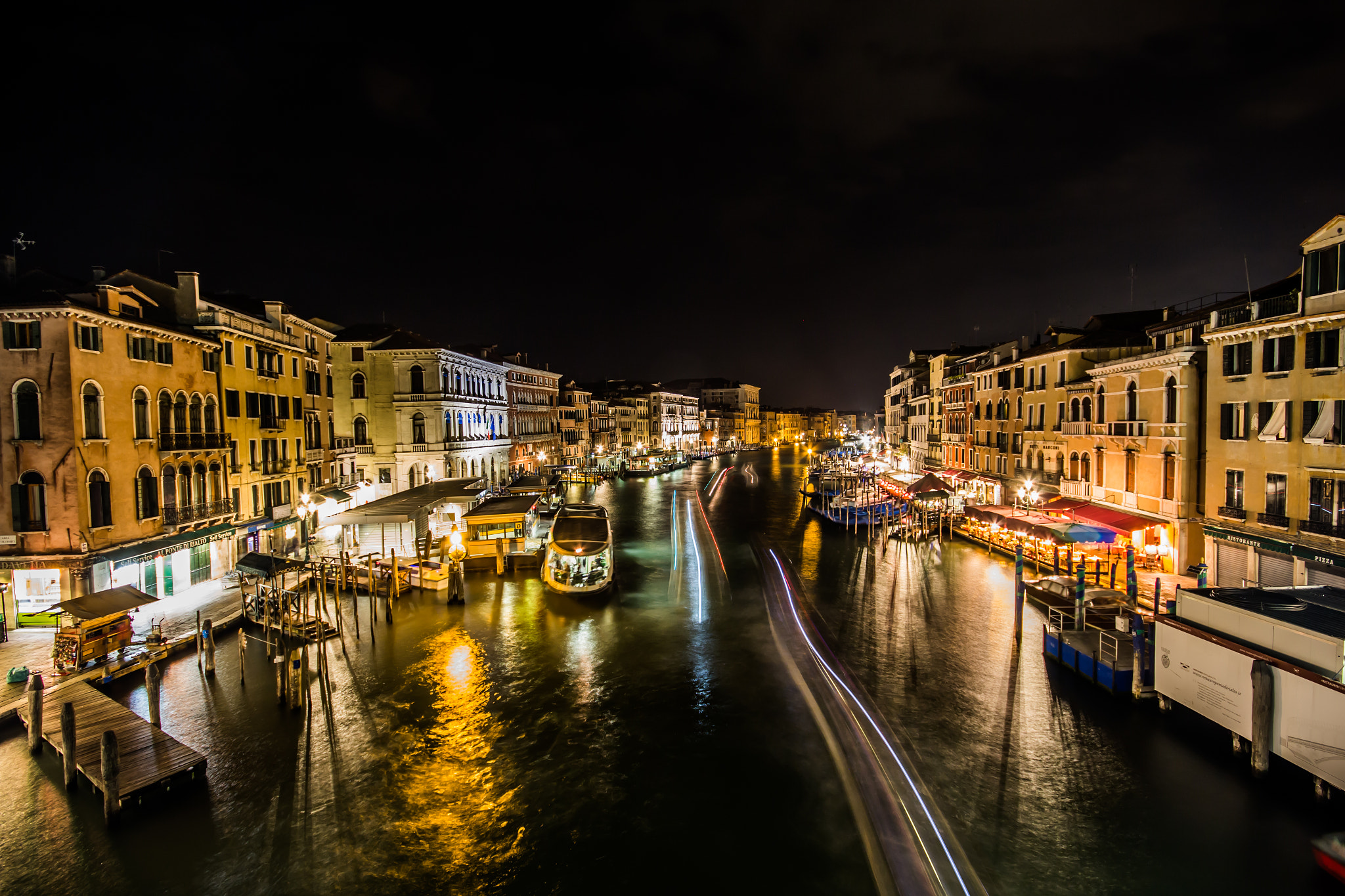 Canon EOS 100D (EOS Rebel SL1 / EOS Kiss X7) + Sigma 10-20mm F4-5.6 EX DC HSM sample photo. Rialto night view photography