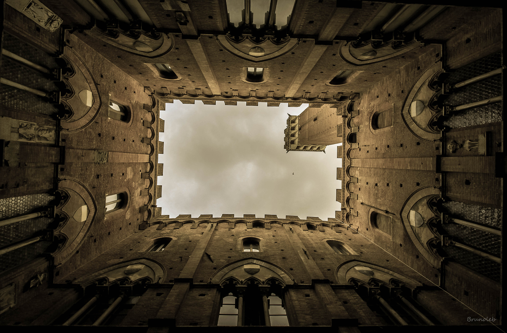 Canon EF-S 10-22mm F3.5-4.5 USM sample photo. Sienne - piazza del campo photography