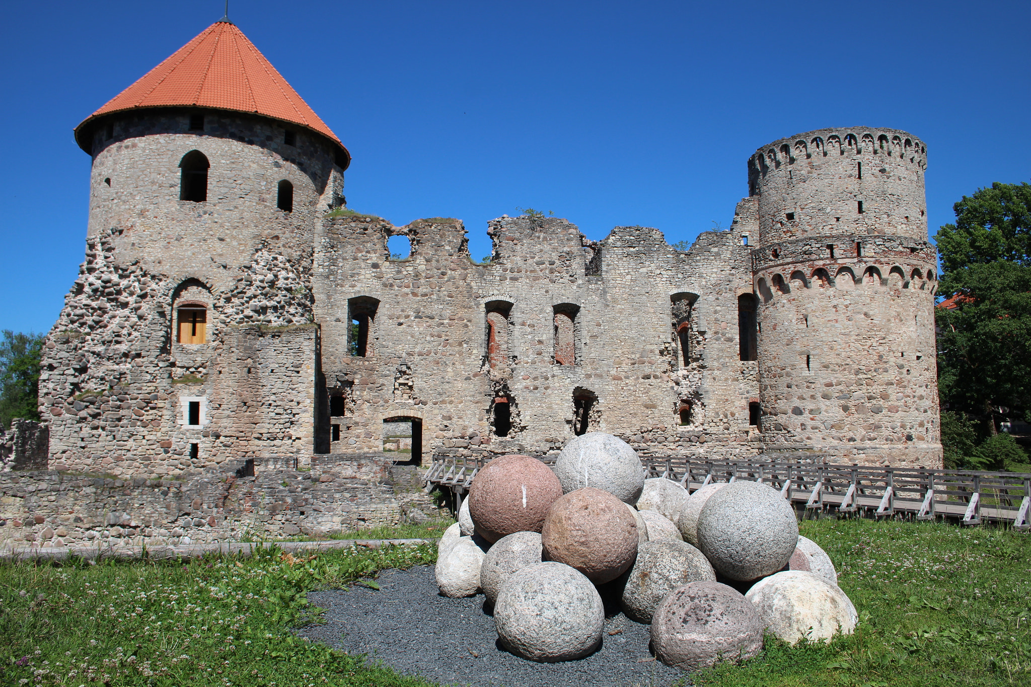 Canon EF-S 18-55mm F3.5-5.6 II sample photo. Castle in cesis, latvia photography