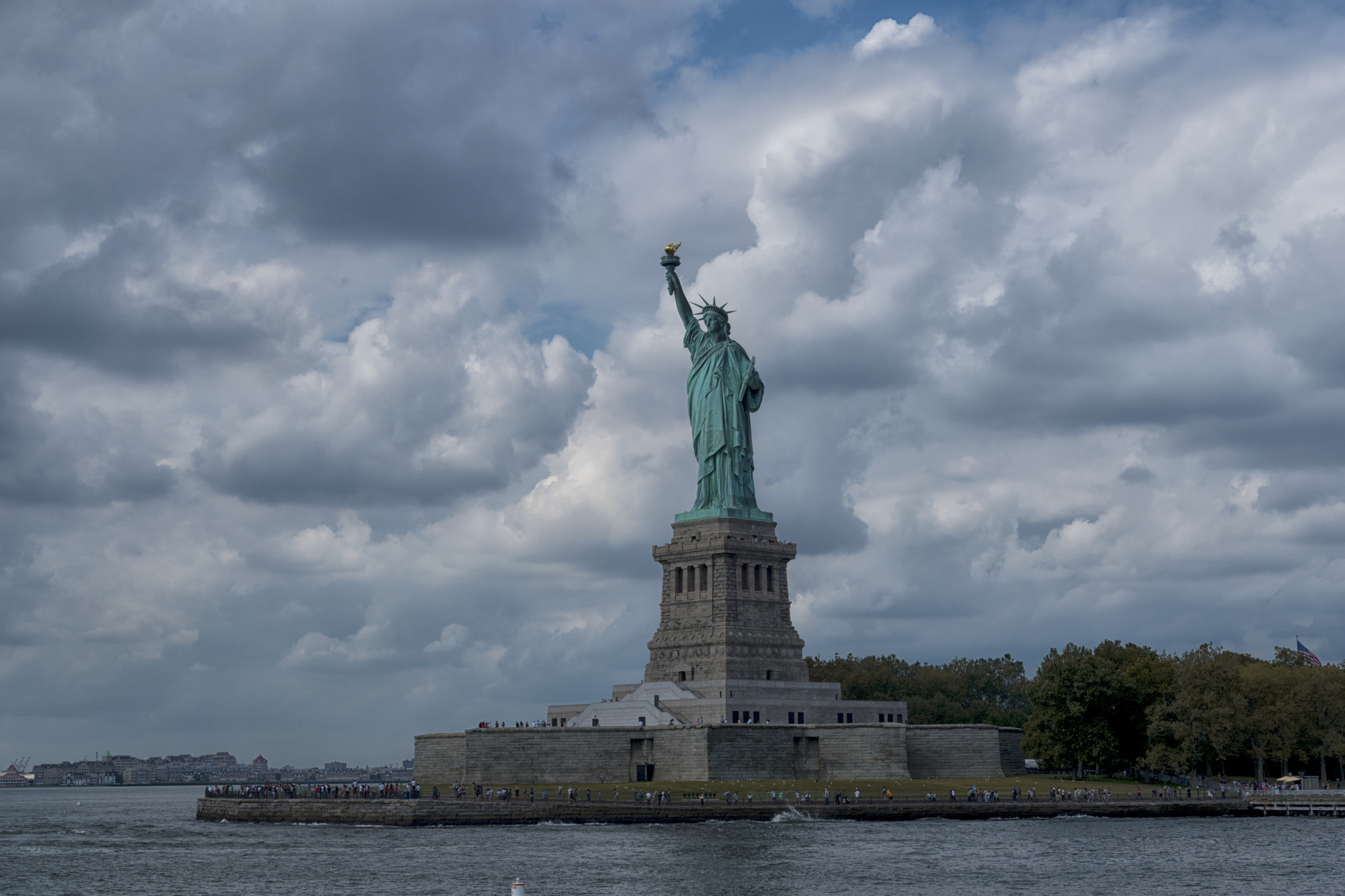 Nikon D5500 + Sigma 18-35mm F1.8 DC HSM Art sample photo. The statue from the boat photography