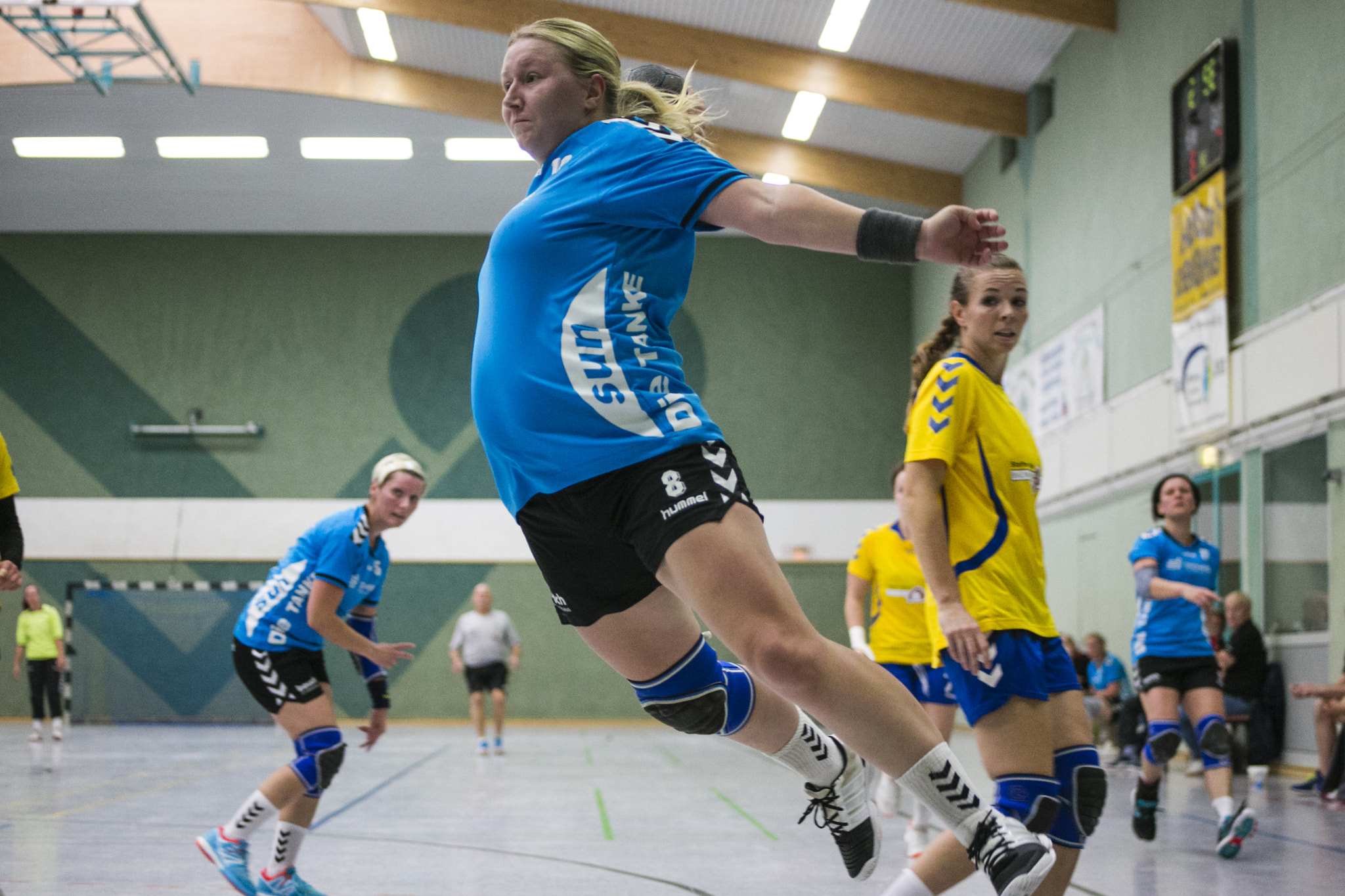 Canon EOS 6D + Canon EF 70-210mm f/3.5-4.5 USM sample photo. Handball#19 photography