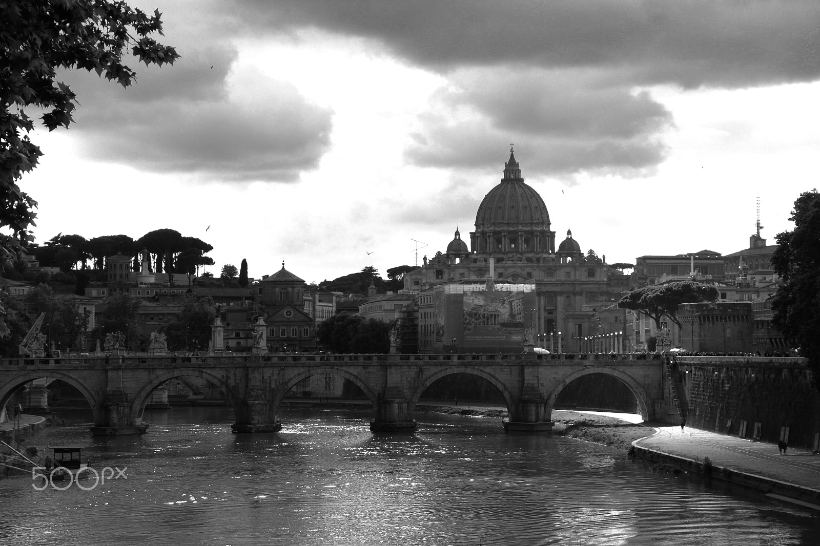 Canon EOS 500D (EOS Rebel T1i / EOS Kiss X3) sample photo. Blanco y negro sobre el tíber. photography