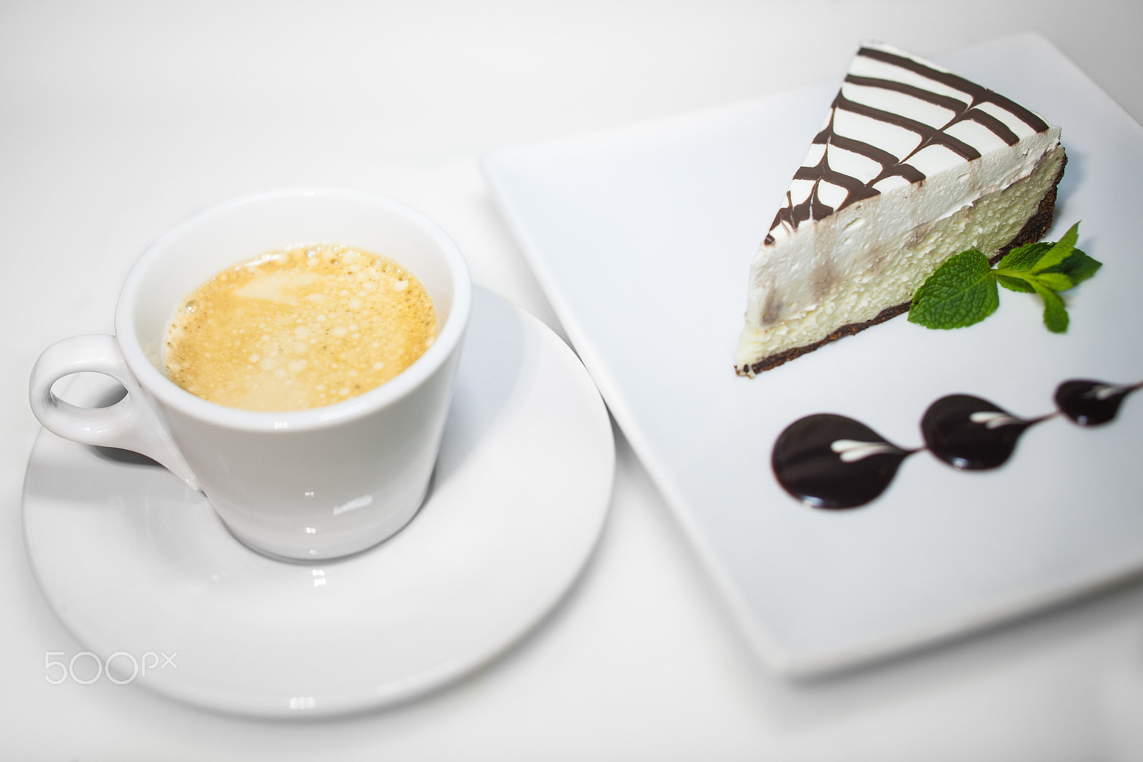 Canon EOS 5D Mark II + Canon TS-E 45mm F2.8 Tilt-Shift sample photo. Coffee and cheese cake photography