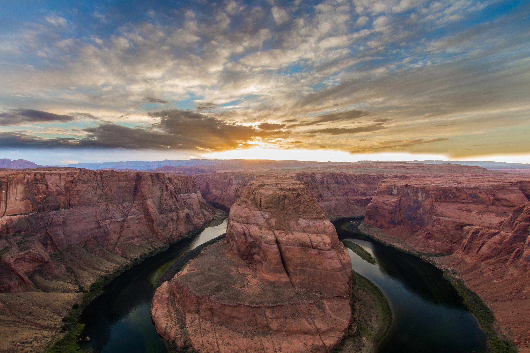Canon EOS 650D (EOS Rebel T4i / EOS Kiss X6i) + Tokina AT-X 11-20 F2.8 PRO DX Aspherical 11-20mm f/2.8 sample photo. Sunset view of horseshoe bend photography