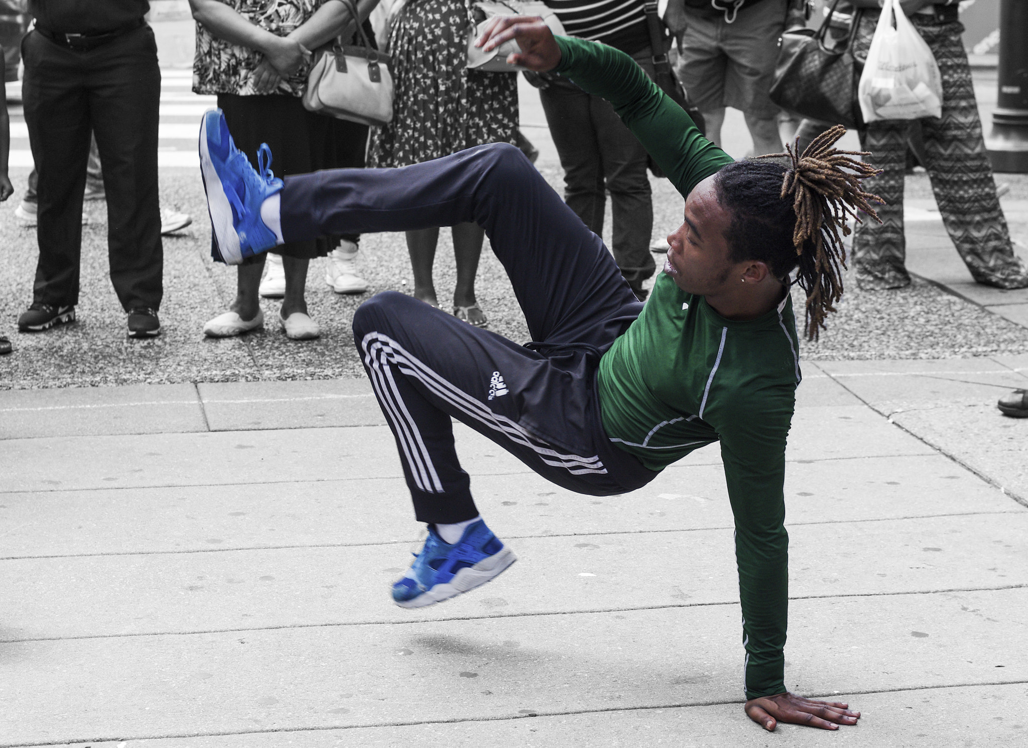 Pentax smc DA* 55mm F1.4 SDM sample photo. Street artist in philadelphia photography
