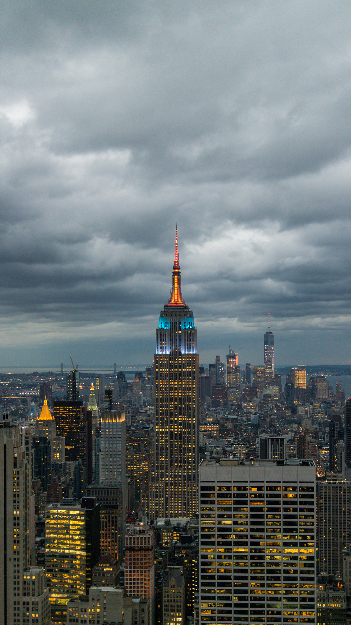 Samsung NX300 + Samsung NX 30mm F2 Pancake sample photo. Empire state building photography