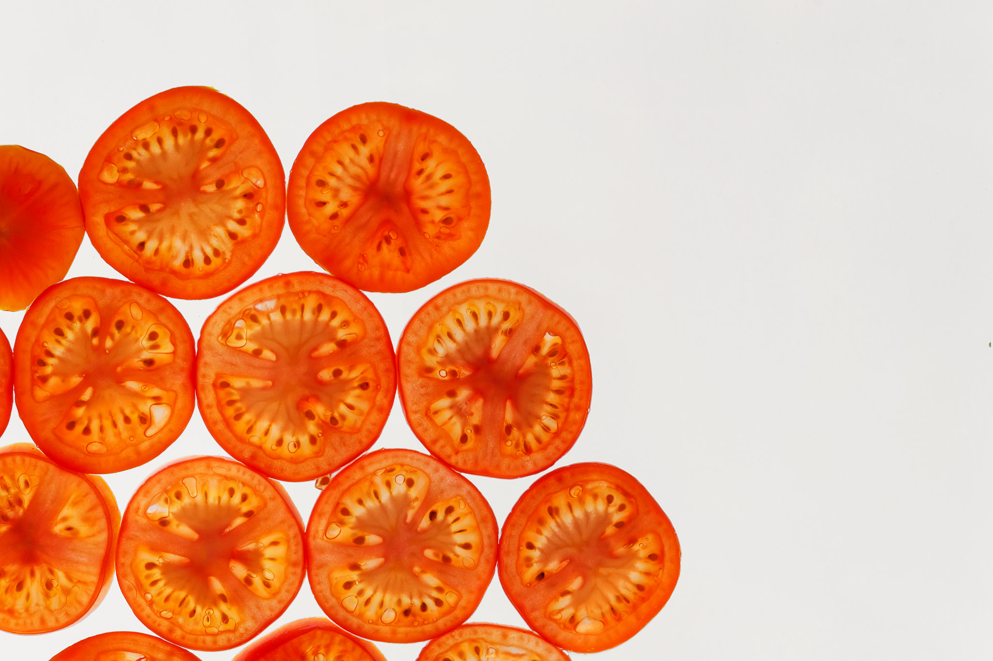 Nikon D4S + Nikon AF Nikkor 50mm F1.8D sample photo. Fresh vegetables slices abstract pattern background, red tomatoe photography
