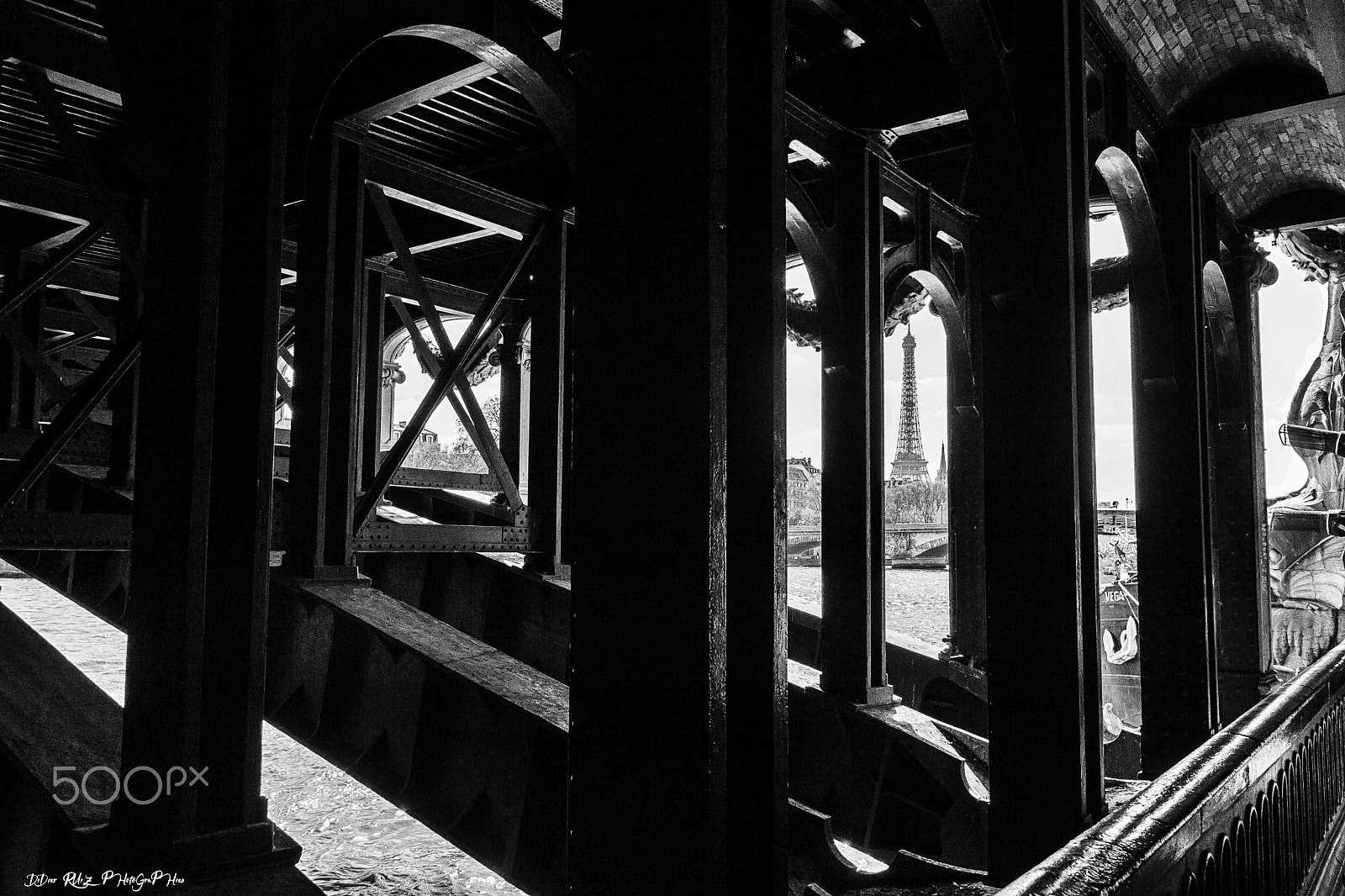 Sony SLT-A77 + 10-20mm F3.5 sample photo. Under the alexander 3 bridge photography