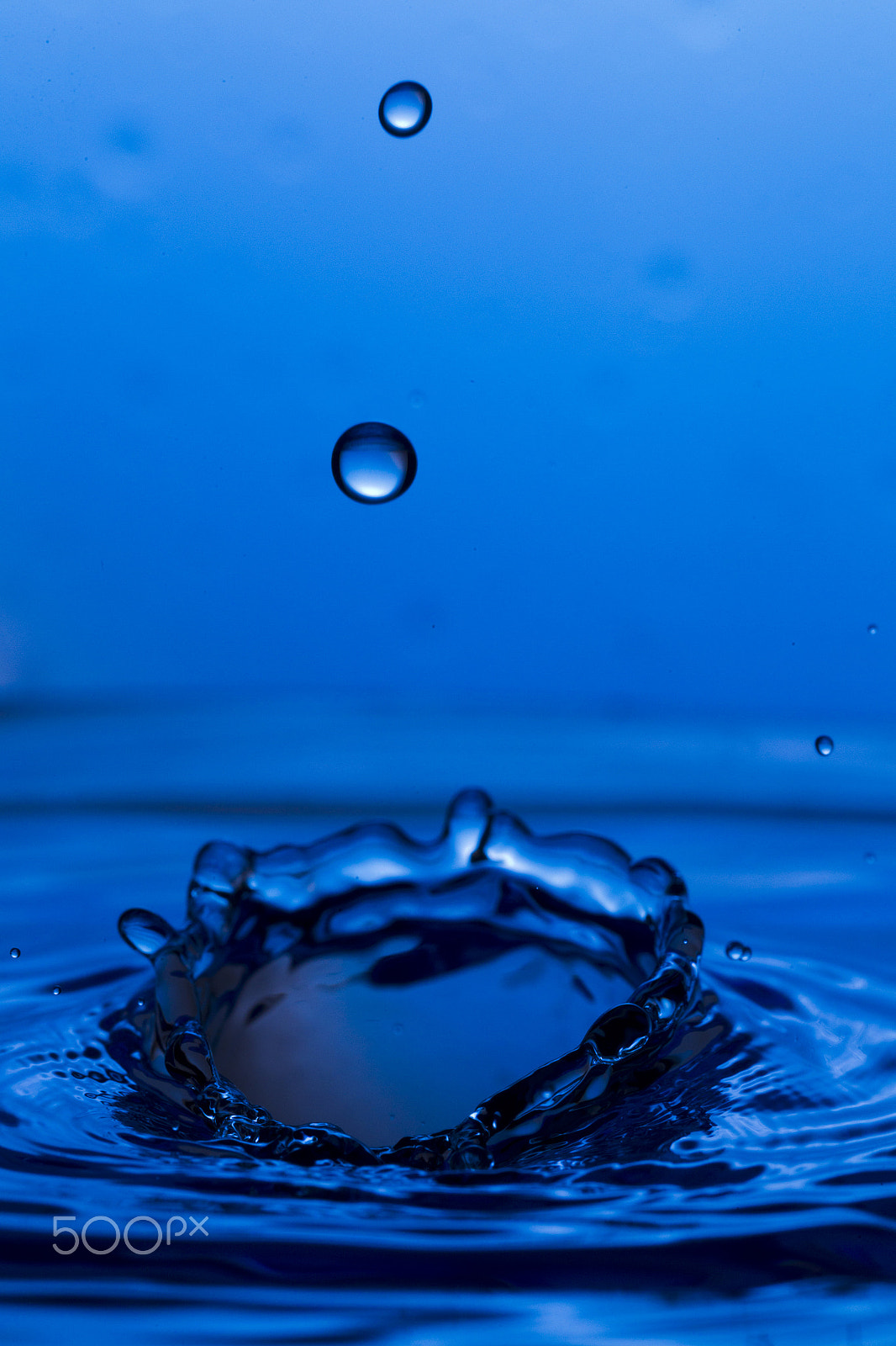 Canon EF 100mm F2.8L Macro IS USM sample photo. Drops, sprays, splashes of water on a colorful background photography