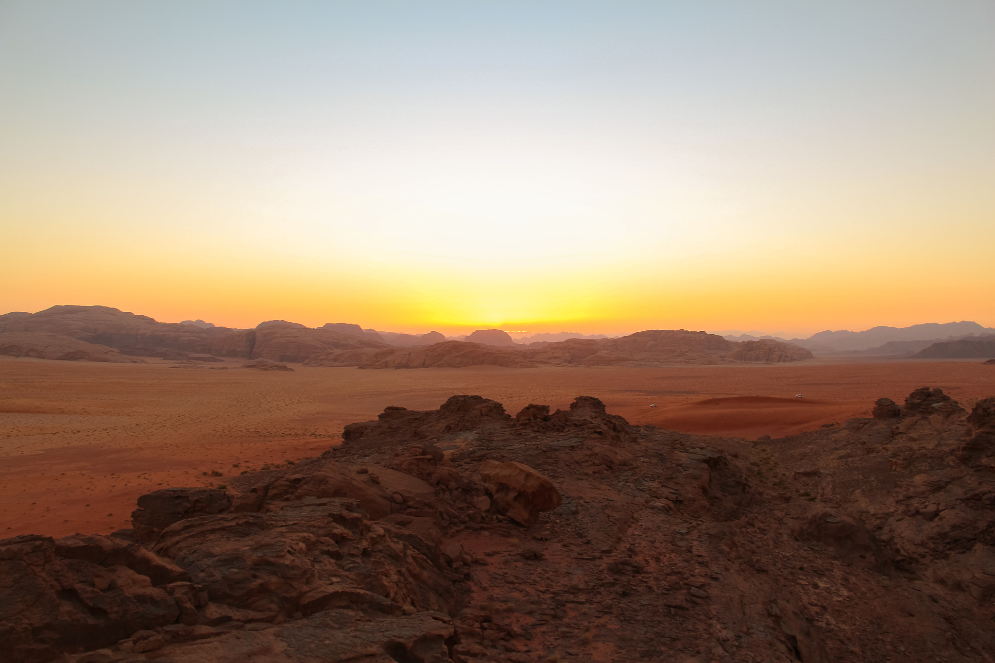 Canon EOS 600D (Rebel EOS T3i / EOS Kiss X5) + Canon EF-S 18-200mm F3.5-5.6 IS sample photo. Sunrise on wadi rum photography