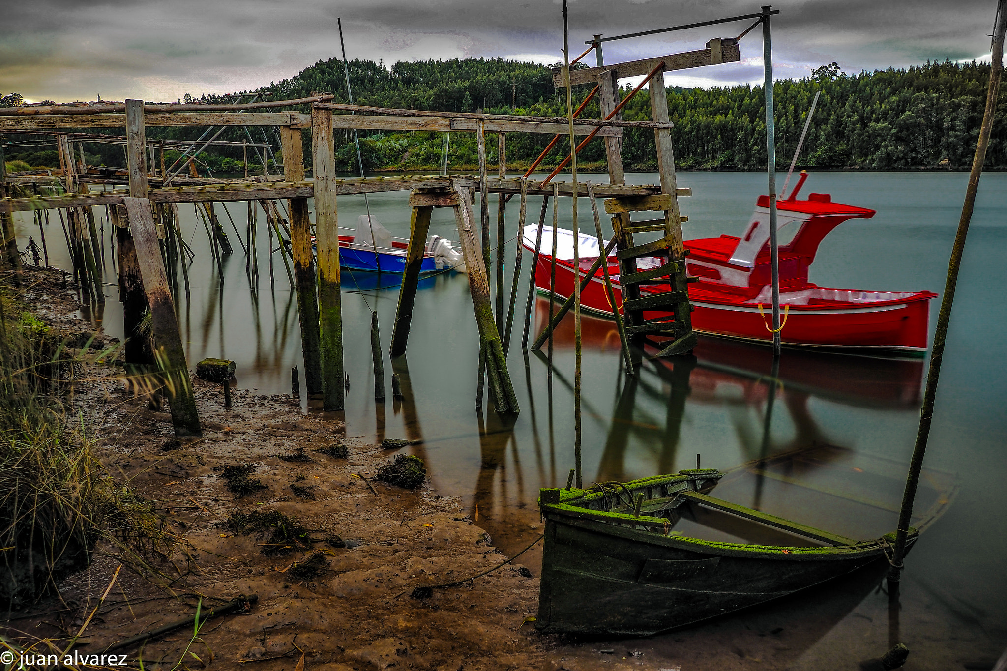 Olympus OM-D E-M10 II sample photo. Embarcadero soto del barco. asturias. photography