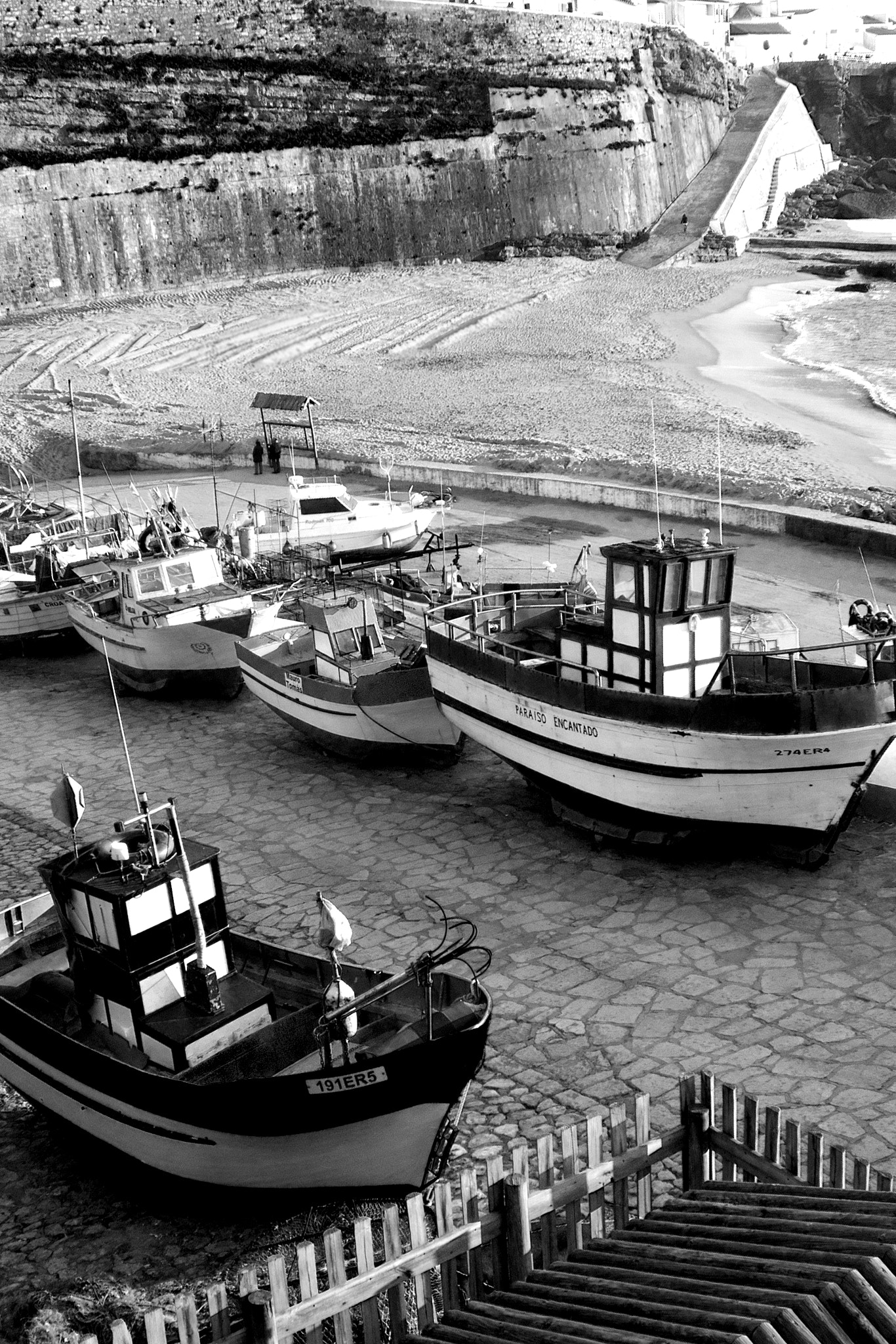 Canon EOS 400D (EOS Digital Rebel XTi / EOS Kiss Digital X) + Canon EF-S 18-55mm F3.5-5.6 IS II sample photo. Fishing boats @ericeira photography