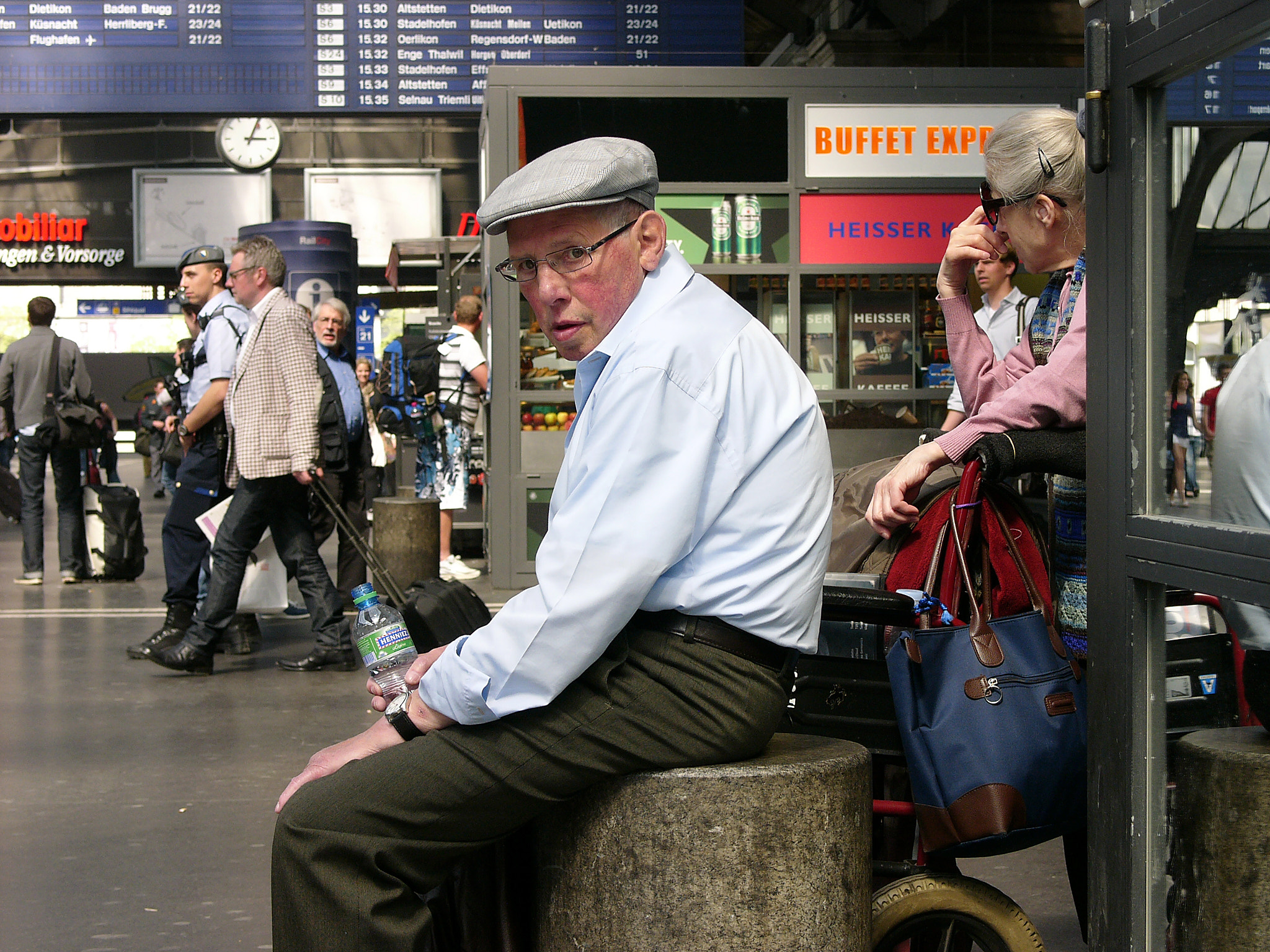 Panasonic DMC-LC1 sample photo. Bahnhofshalle zürich (hb) photography