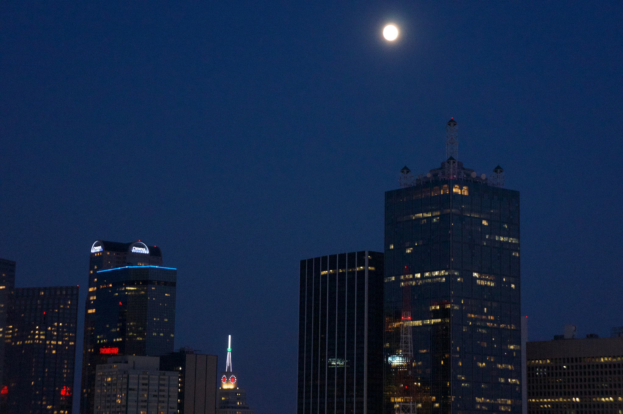 Sony E 18-55mm F3.5-5.6 OSS sample photo. Dallas at night photography