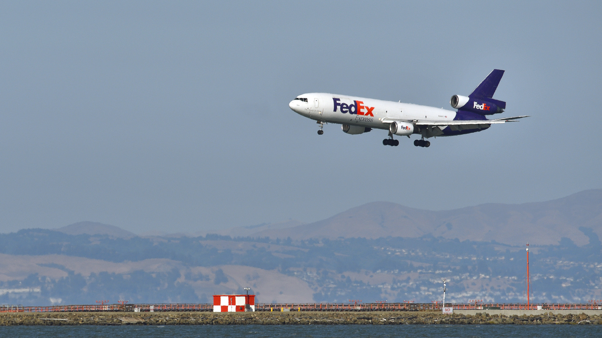 Sigma 150-500mm F5-6.3 DG OS HSM sample photo. Fedex md-10 photography