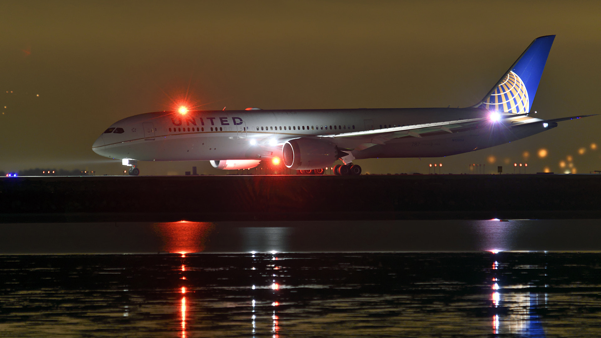 Sigma 150-500mm F5-6.3 DG OS HSM sample photo. B787 ready for takeoff photography