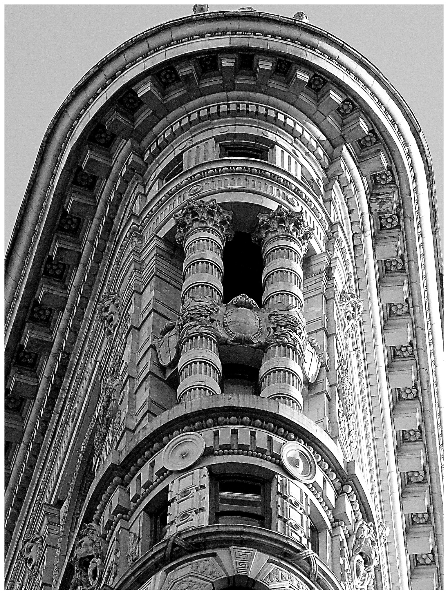 Fujifilm FinePix F200EXR sample photo. Flatiron building b&w photography