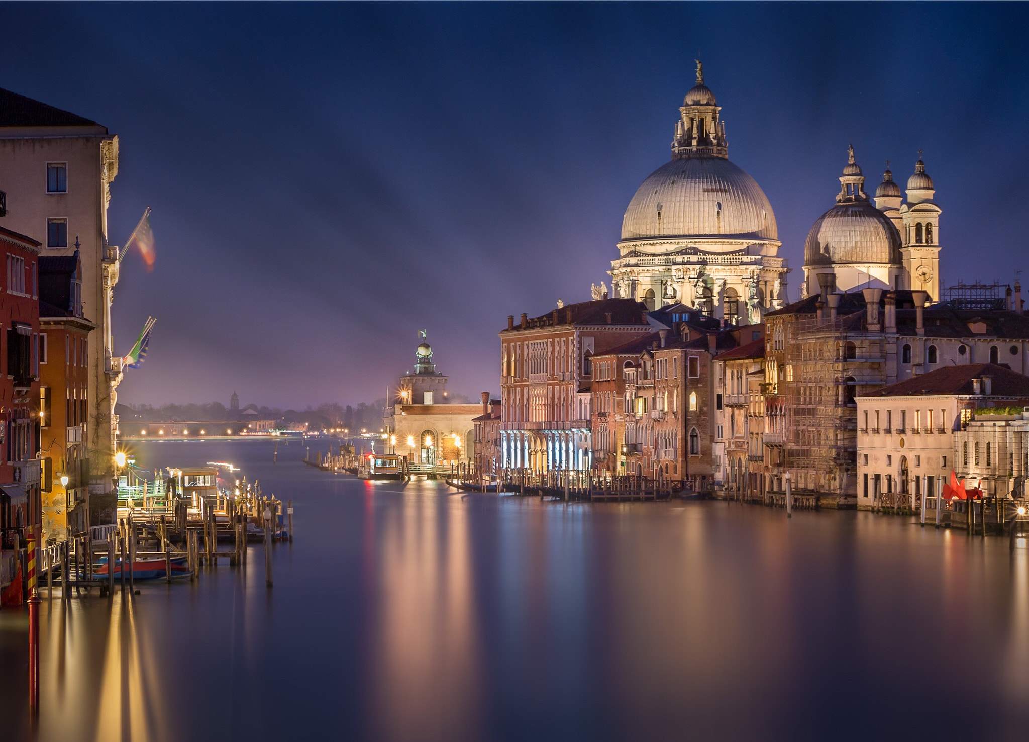 Panasonic Lumix G Vario 45-200mm F4-5.6 OIS sample photo. Venice is glowing at night. photography