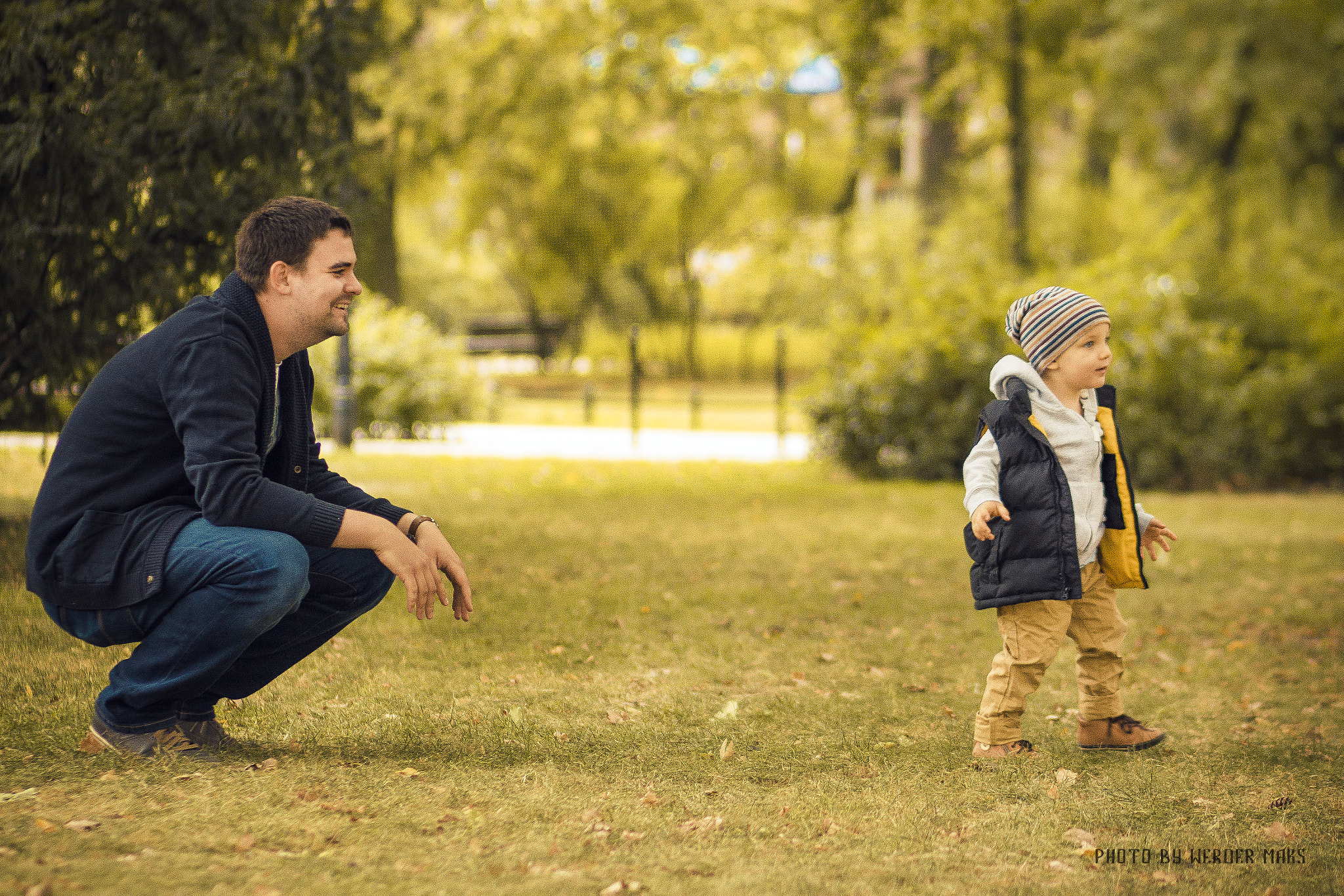 Canon EOS 650D (EOS Rebel T4i / EOS Kiss X6i) + Canon EF 85mm F1.8 USM sample photo. Dad and son, autumn photography