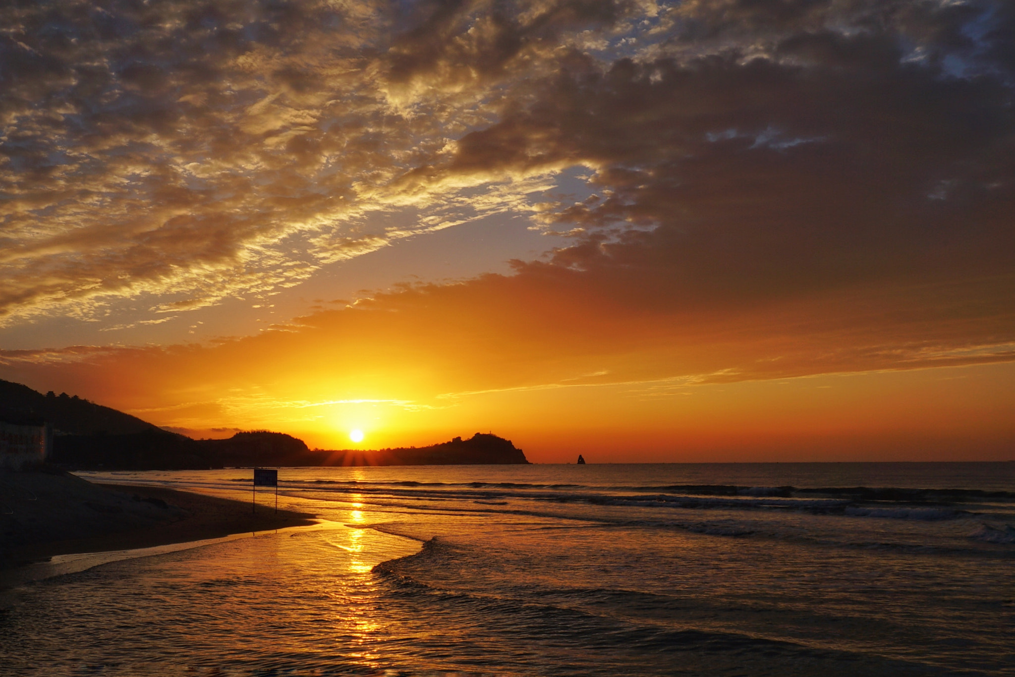 Sony a7S II + Sony Sonnar T* E 24mm F1.8 ZA sample photo. Sunrise photography