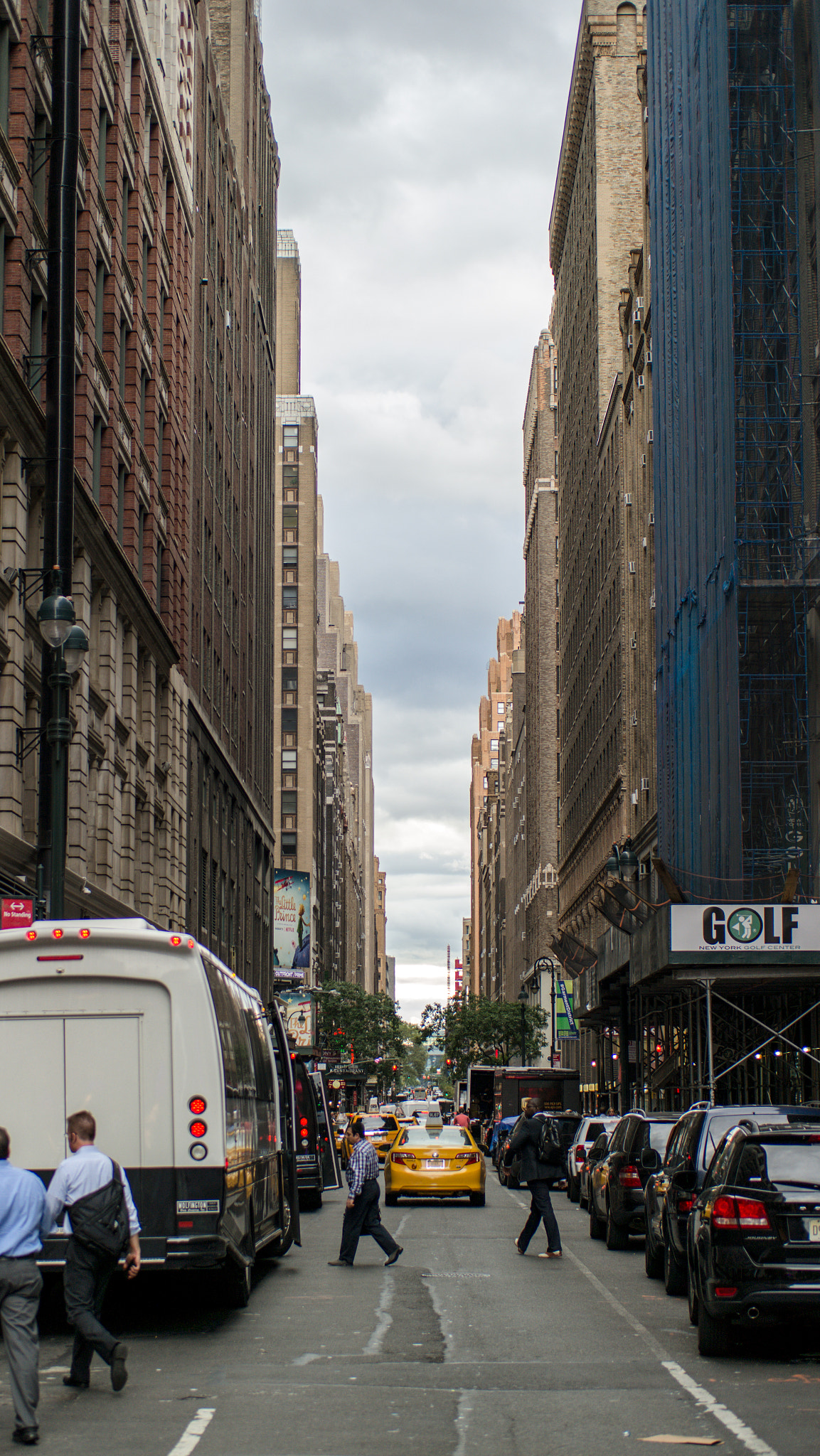 Samsung NX300 + Samsung NX 45mm F1.8 sample photo. Manhattan street photography