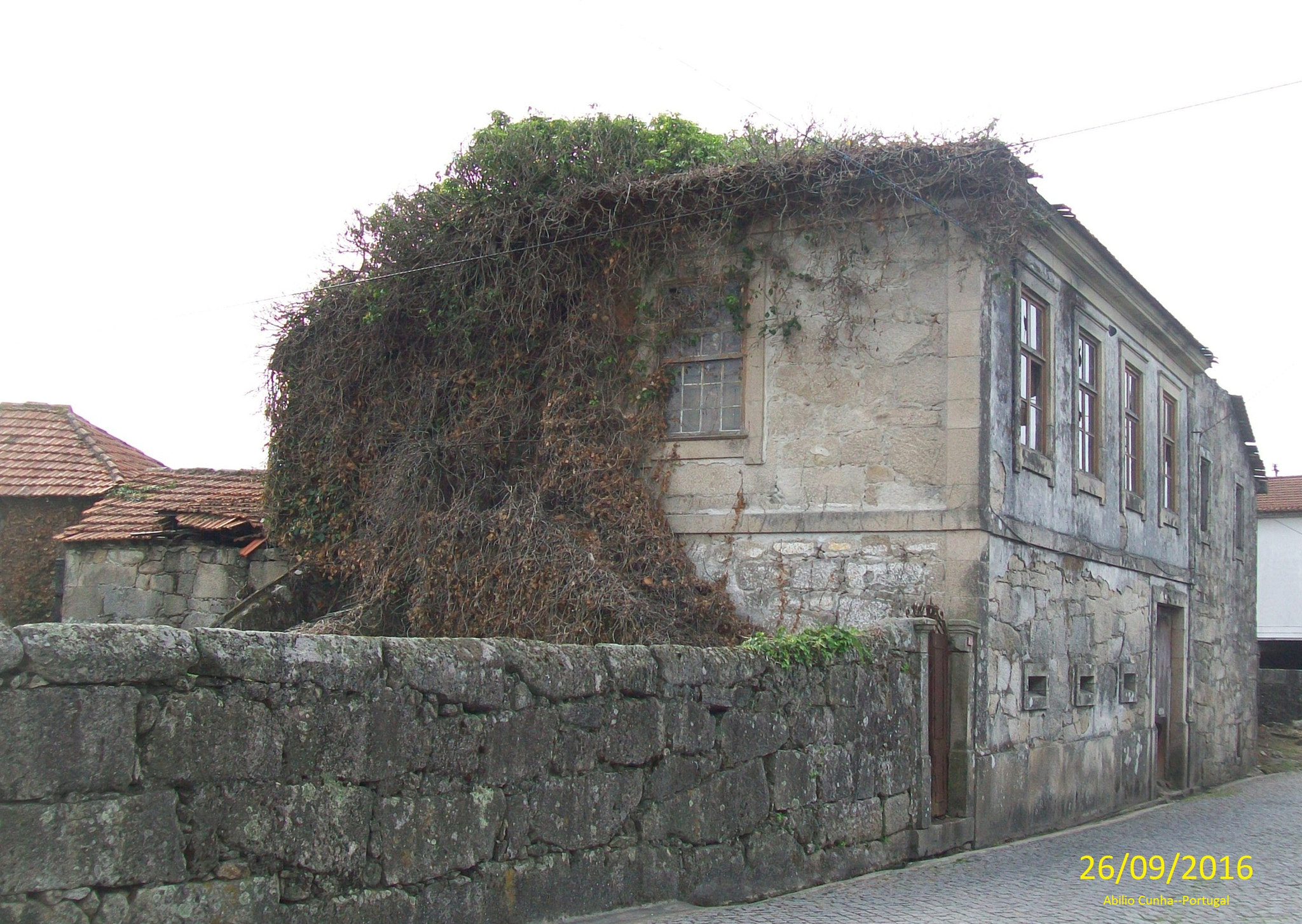 Kodak EasyShare C913 sample photo. Ruinas da casa granja aguas santas maia photography