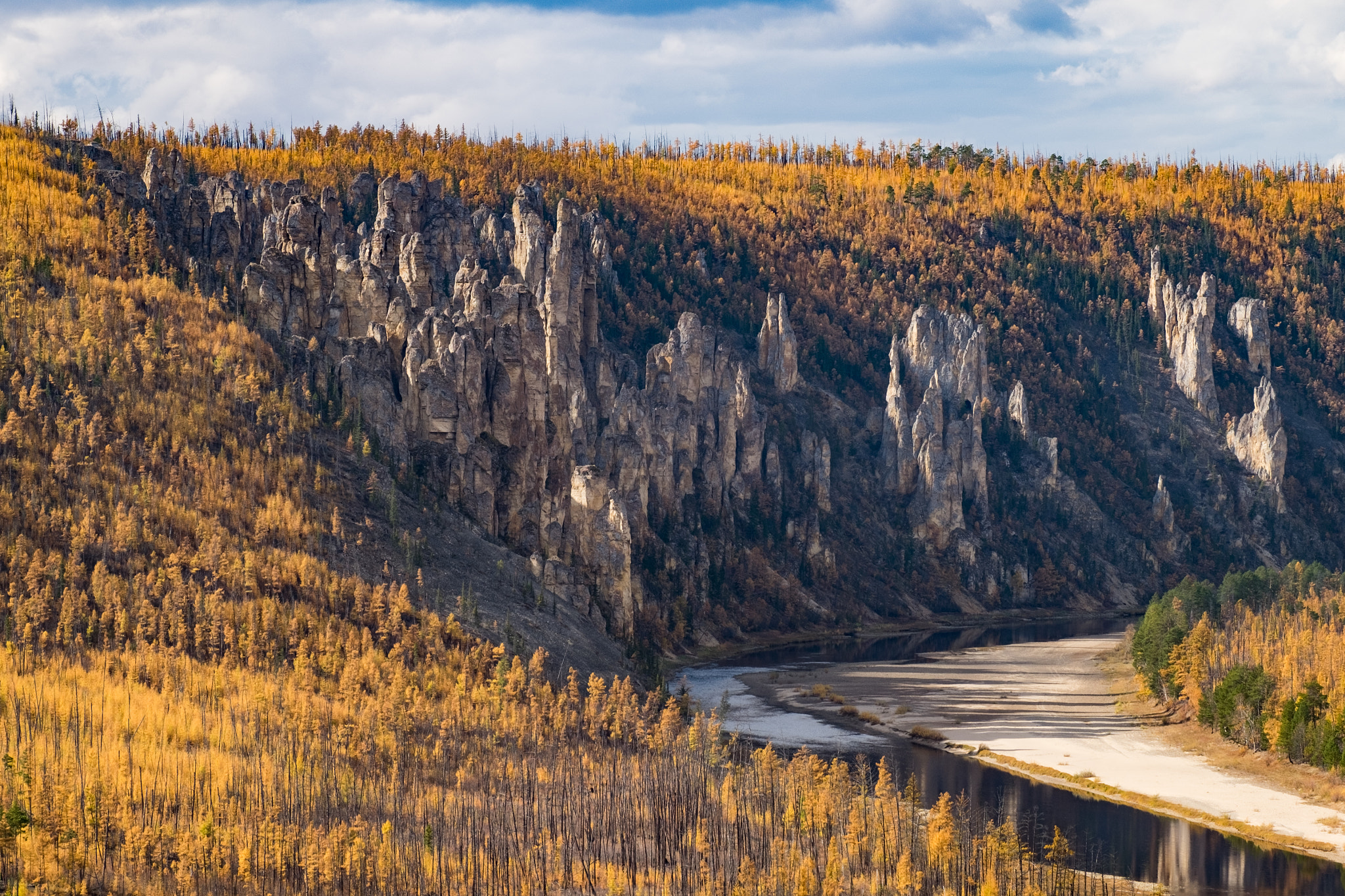 Fujifilm X-E2 + Fujifilm XC 50-230mm F4.5-6.7 OIS sample photo. Autumn rocks photography