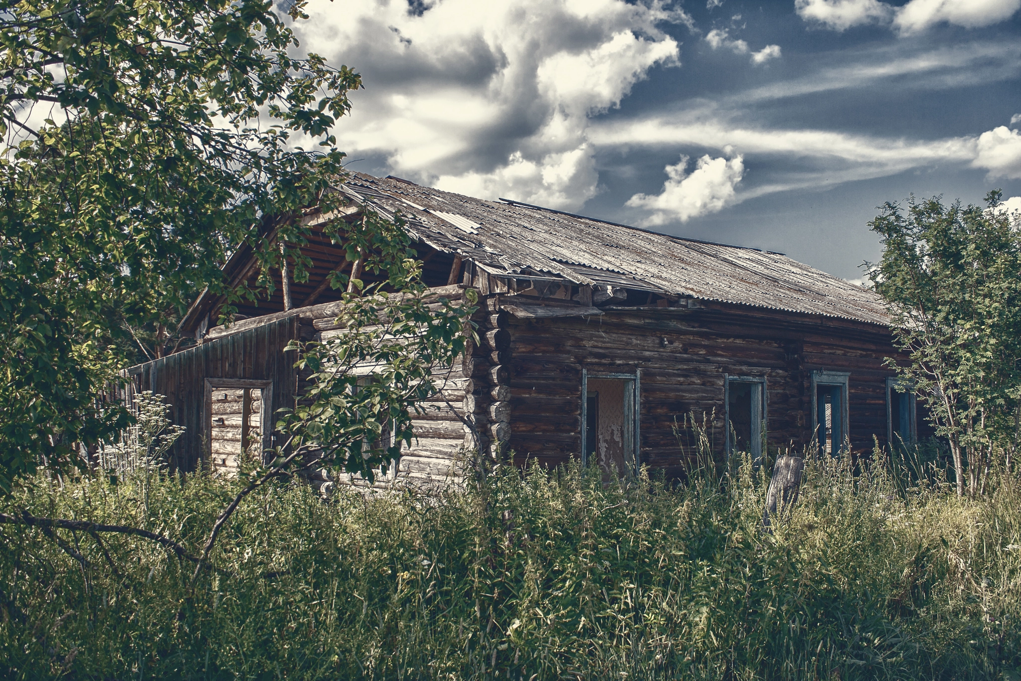 Canon EOS 400D (EOS Digital Rebel XTi / EOS Kiss Digital X) sample photo. Old abandoned wooden house photography