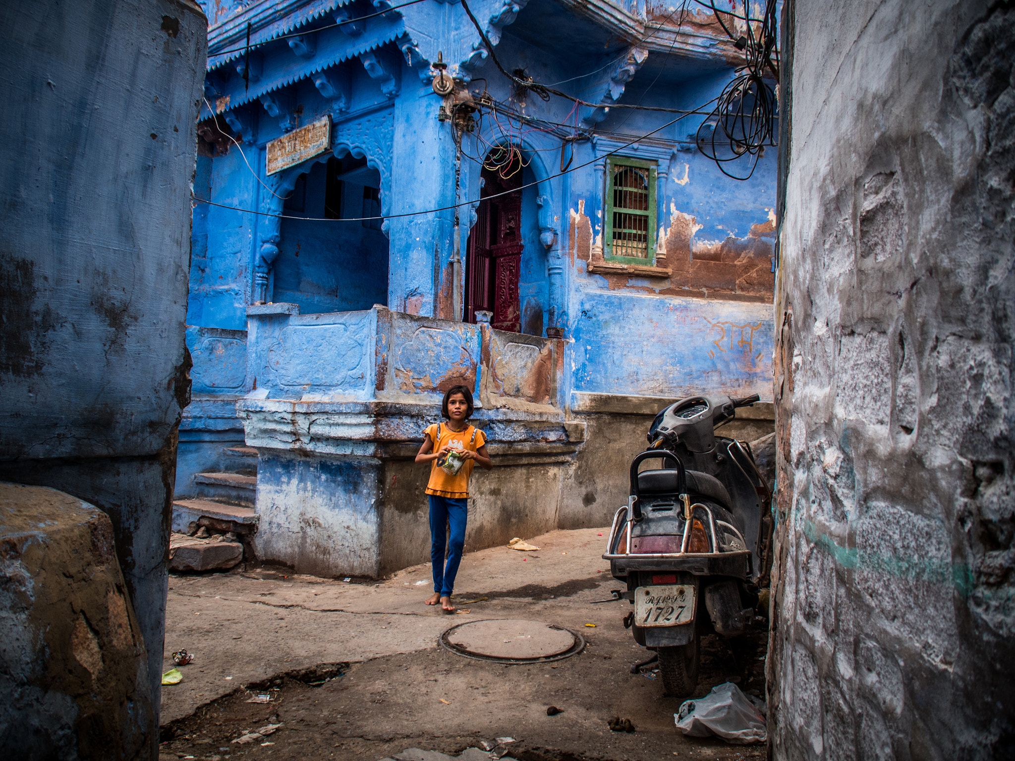 Olympus PEN E-PL7 sample photo. Enter the blue city photography