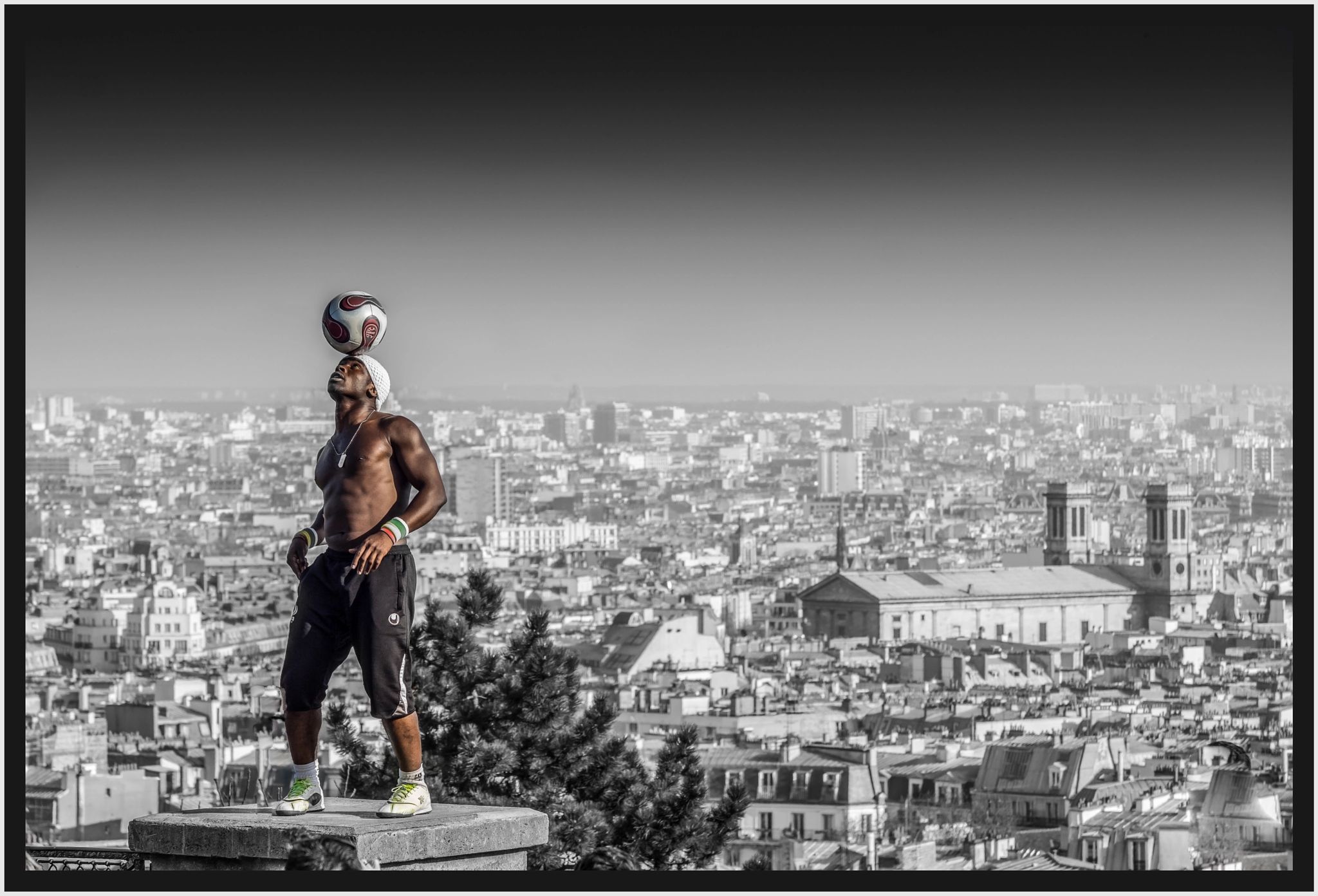 Sony SLT-A77 + 70-200mm F2.8 sample photo. Football artist at sacre couer photography