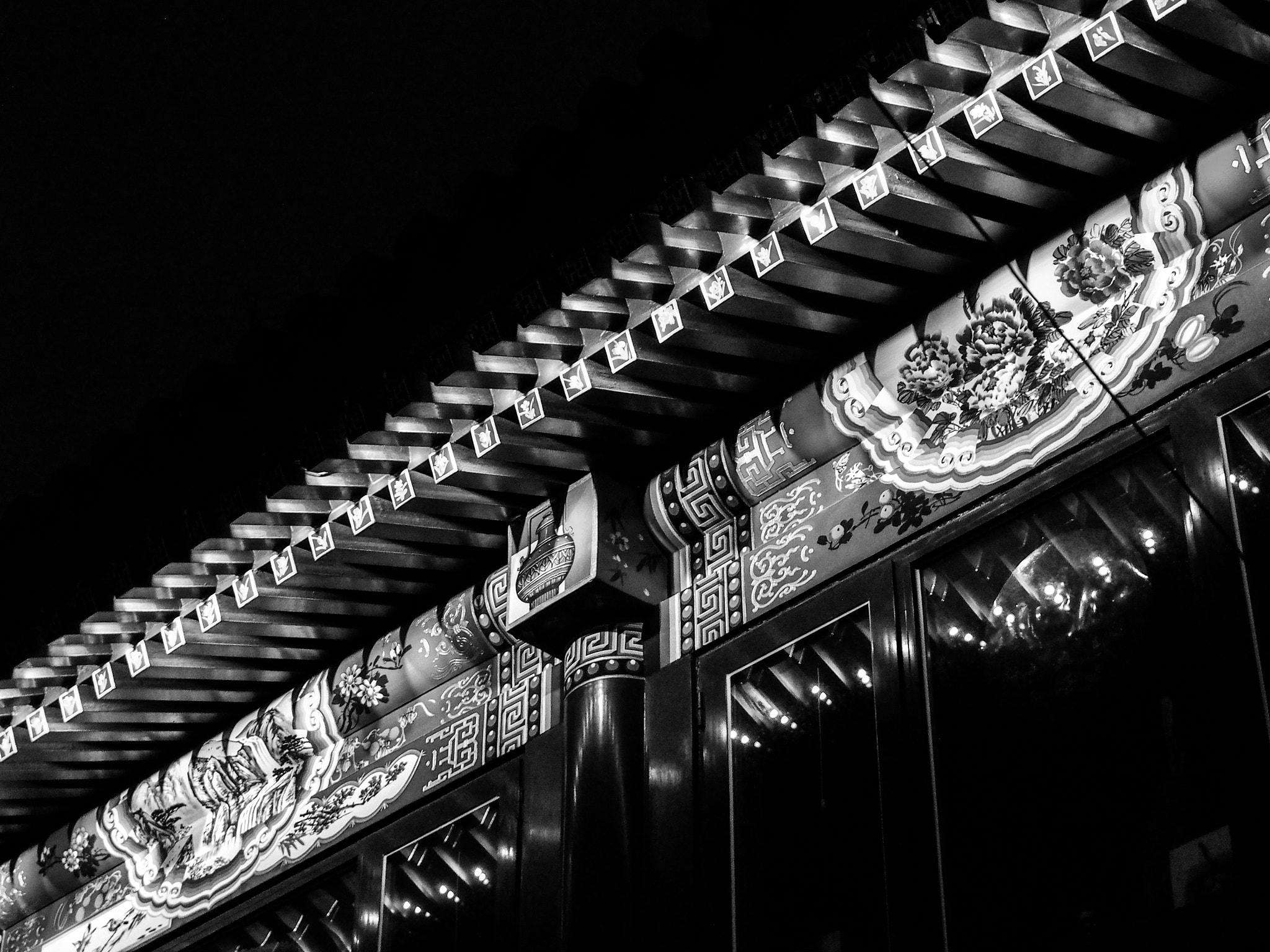 Olympus OM-D E-M5 + Panasonic Lumix G Vario 14-140mm F3.5-5.6 ASPH Power O.I.S sample photo. Chinese classical eaves photography