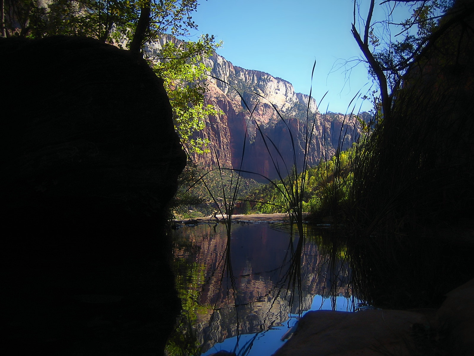 Canon POWERSHOT SD300 sample photo. Middle emerald pool photography