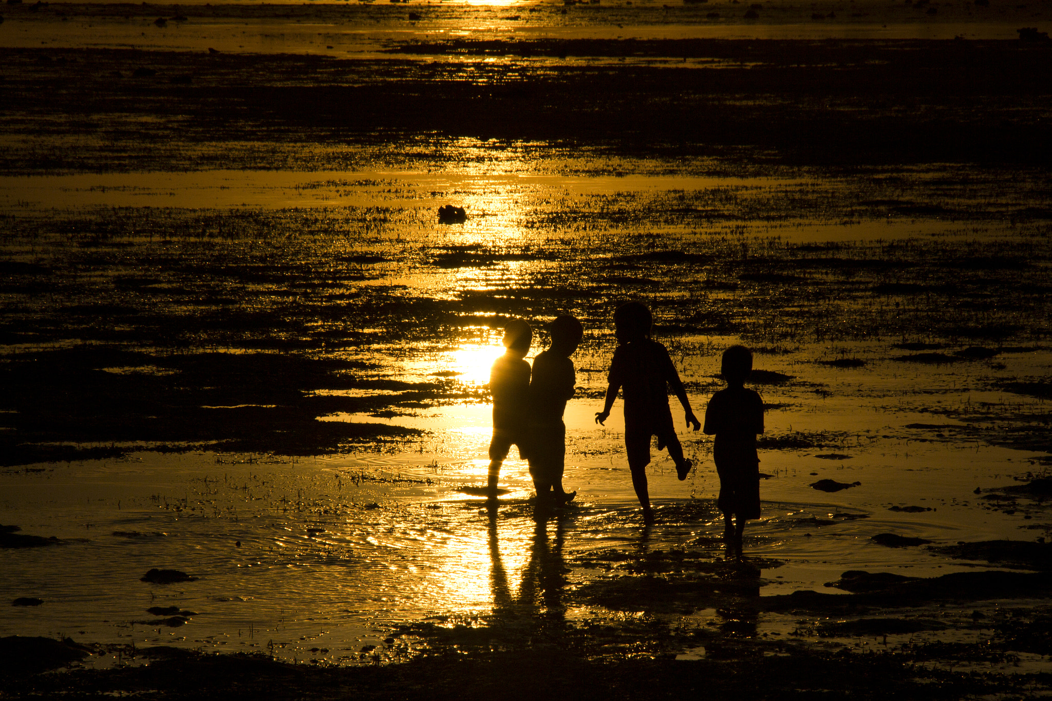 Canon EOS 600D (Rebel EOS T3i / EOS Kiss X5) sample photo. Gili islands shadows of kids photography