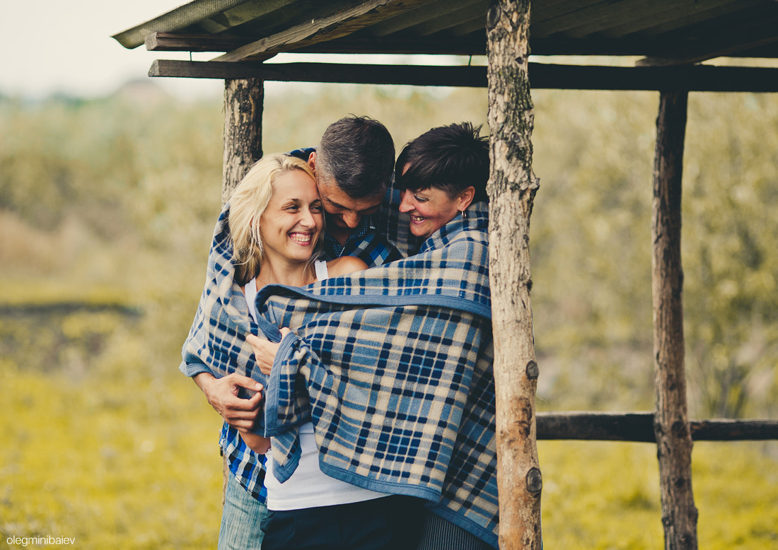 Canon EOS 5D + Canon EF 135mm F2L USM sample photo. Happy family covered with blanket photography