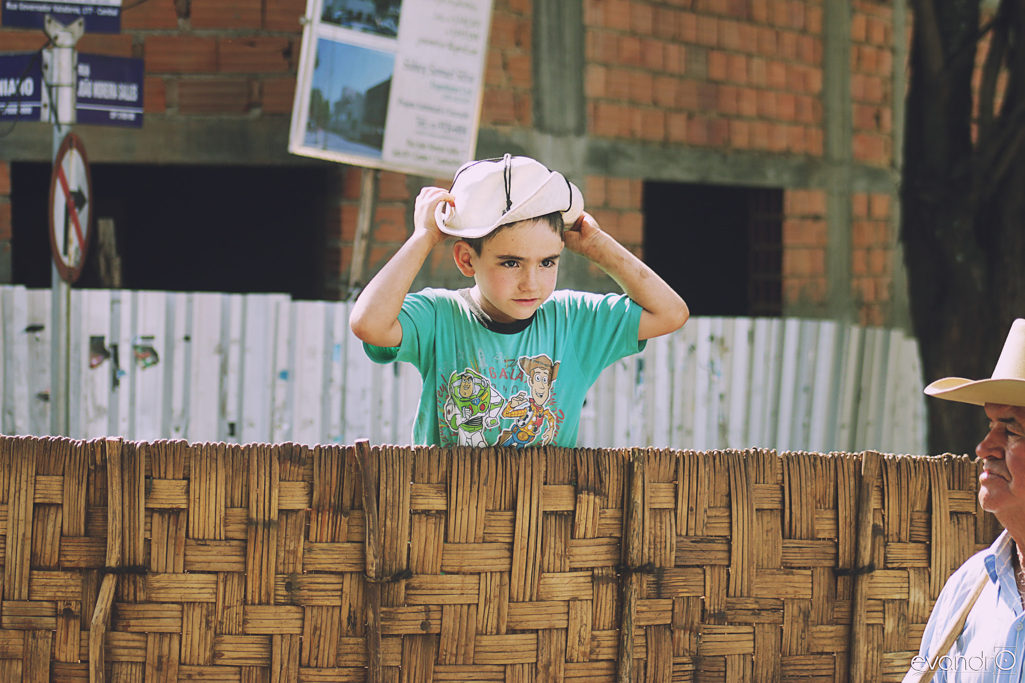 Canon EF 75-300mm f/4-5.6 USM sample photo. O menino e o seu carro de boi photography