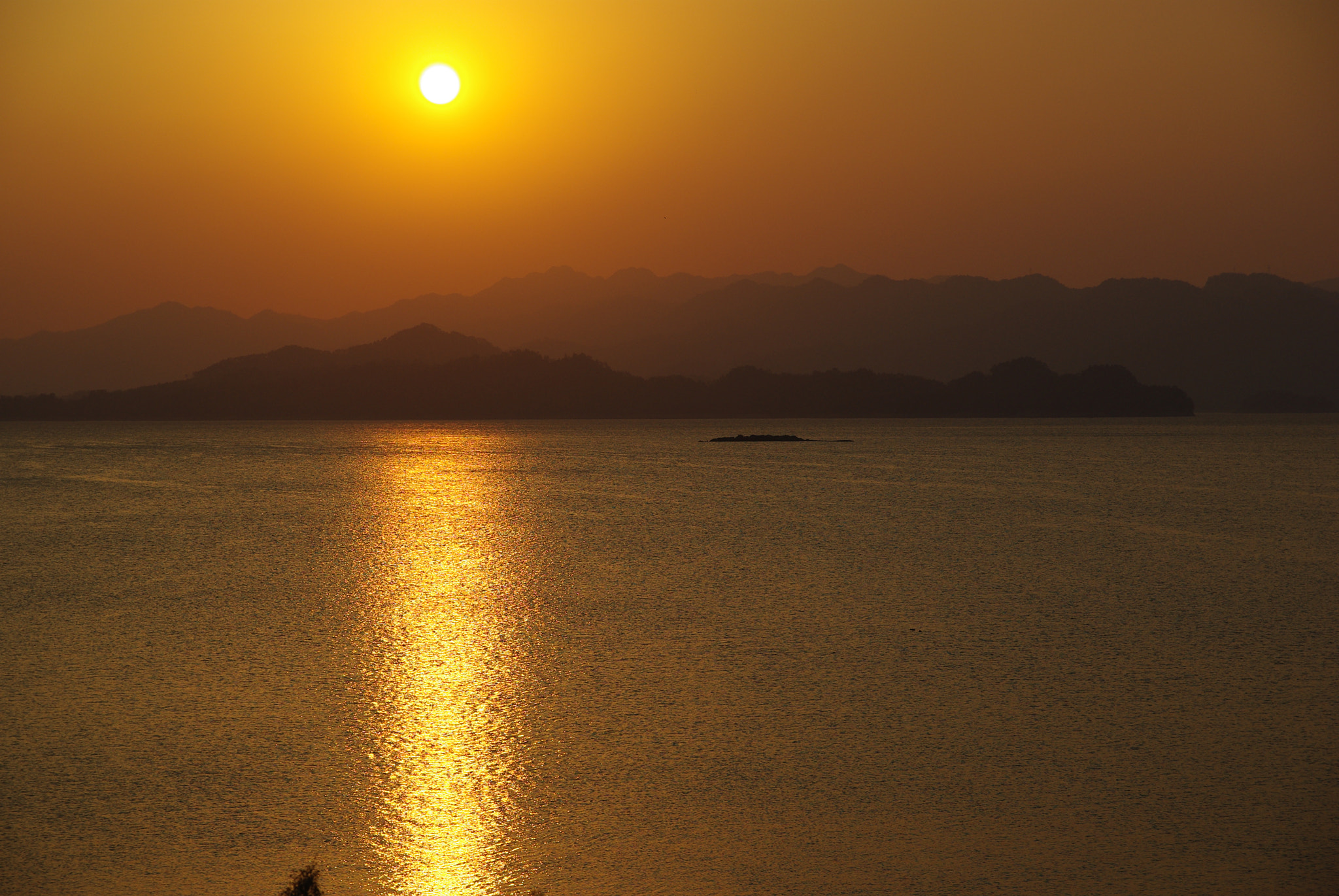 Pentax K200D + Sigma 17-70mm F2.8-4 DC Macro HSM | C sample photo. Sunset at qiandao lake photography