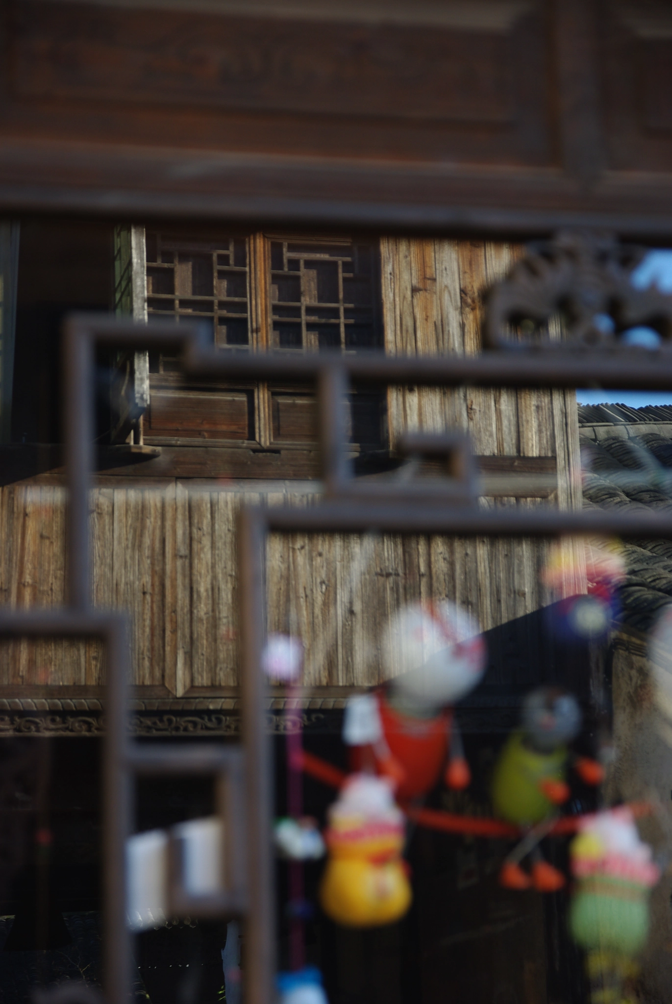 Sigma 17-70mm F2.8-4 DC Macro HSM | C sample photo. Building on window photography