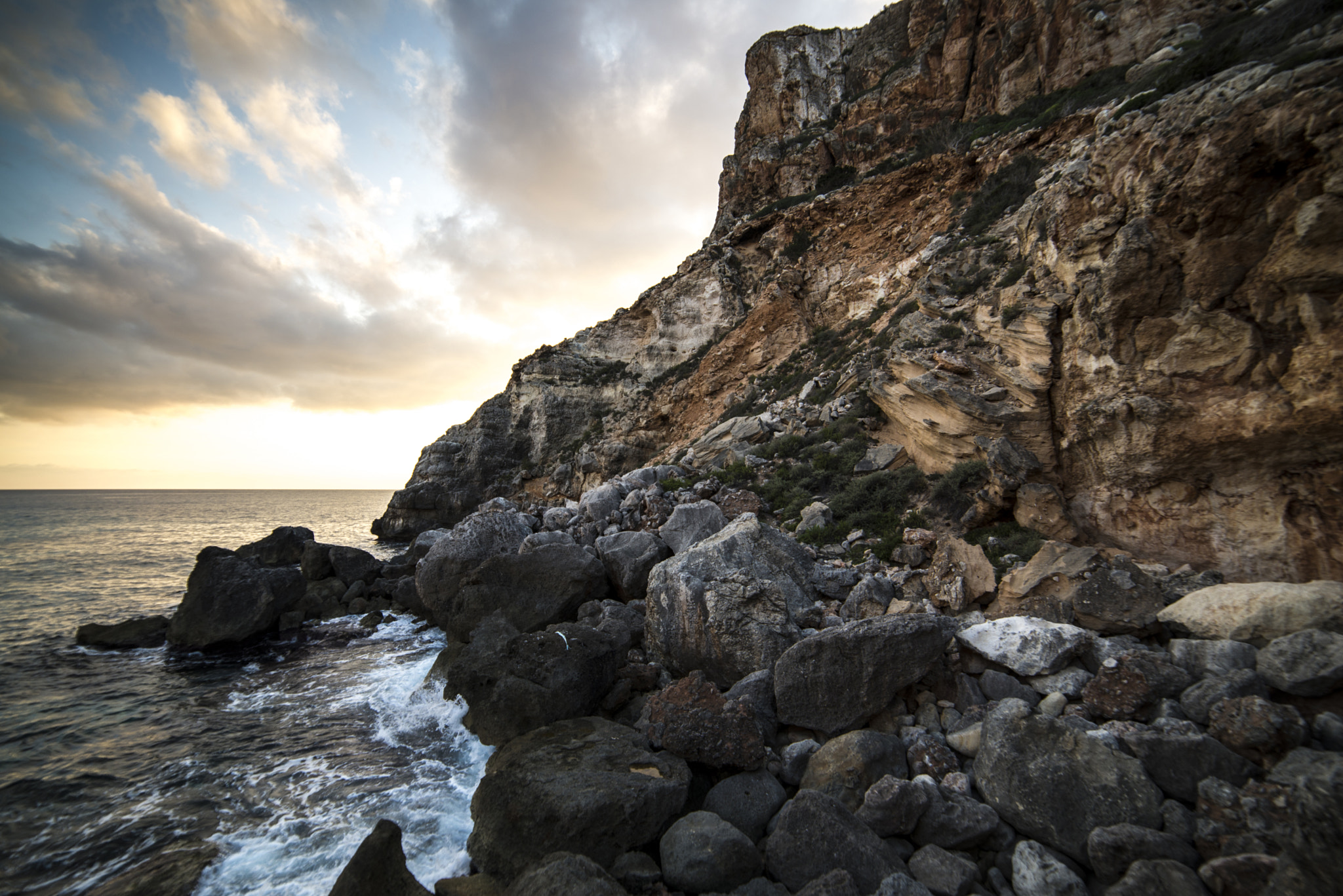Samyang 14mm F2.8 ED AS IF UMC sample photo. Broken beauty photography