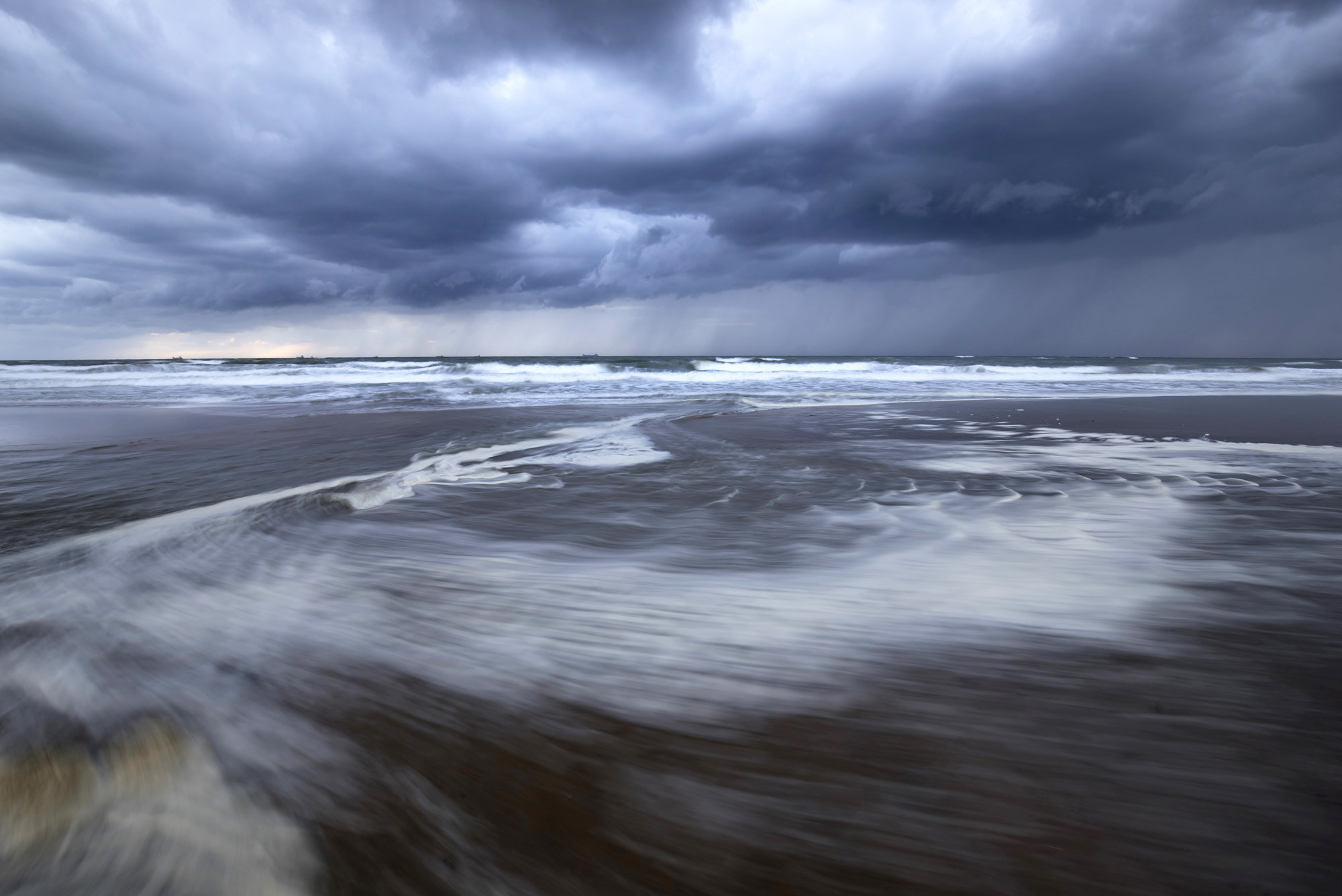 16-35mm F4 G SSM OSS sample photo. "ominous sea" 2016 photography