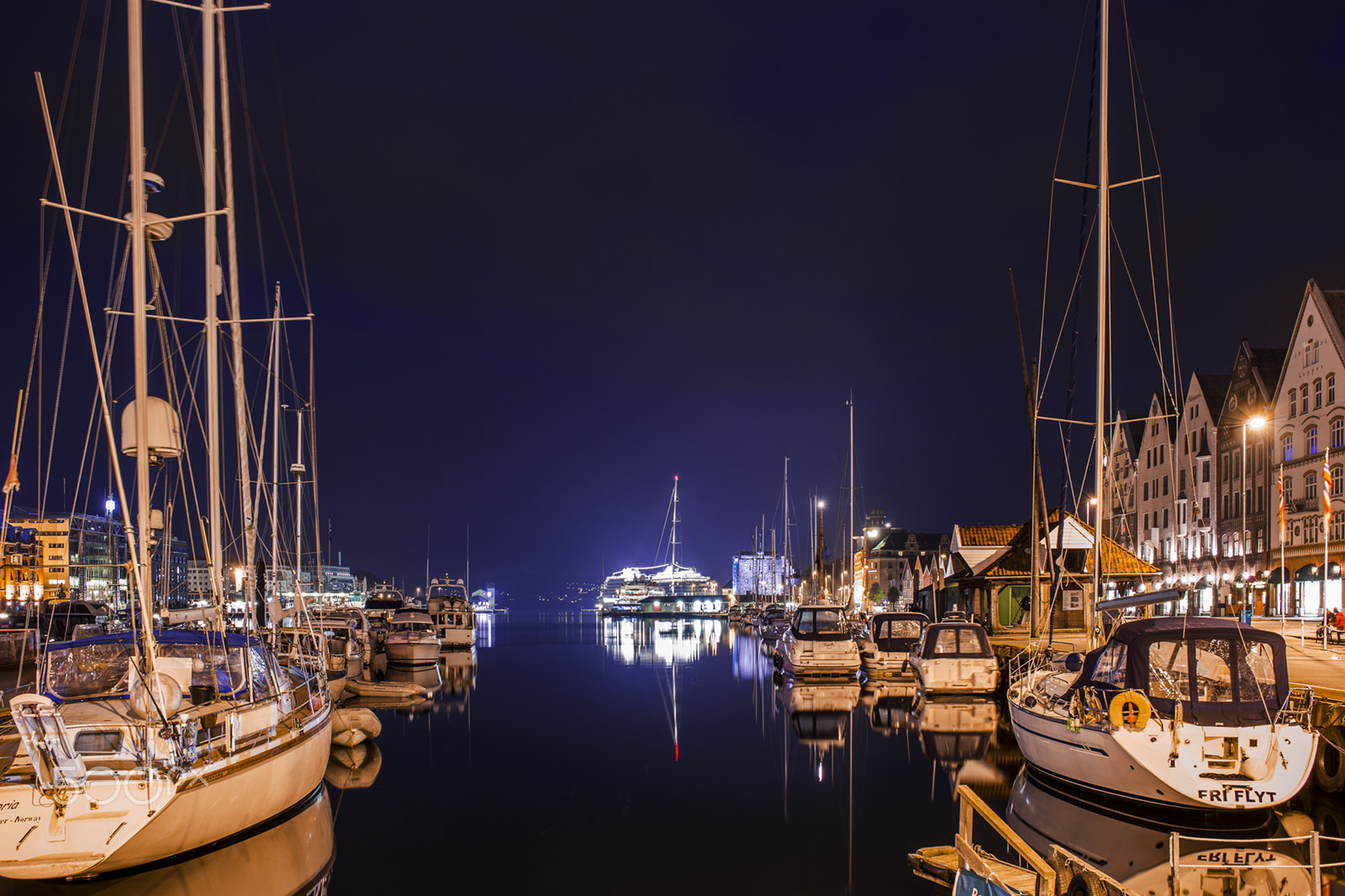 Canon EF 28mm F2.8 IS USM sample photo. Night photography